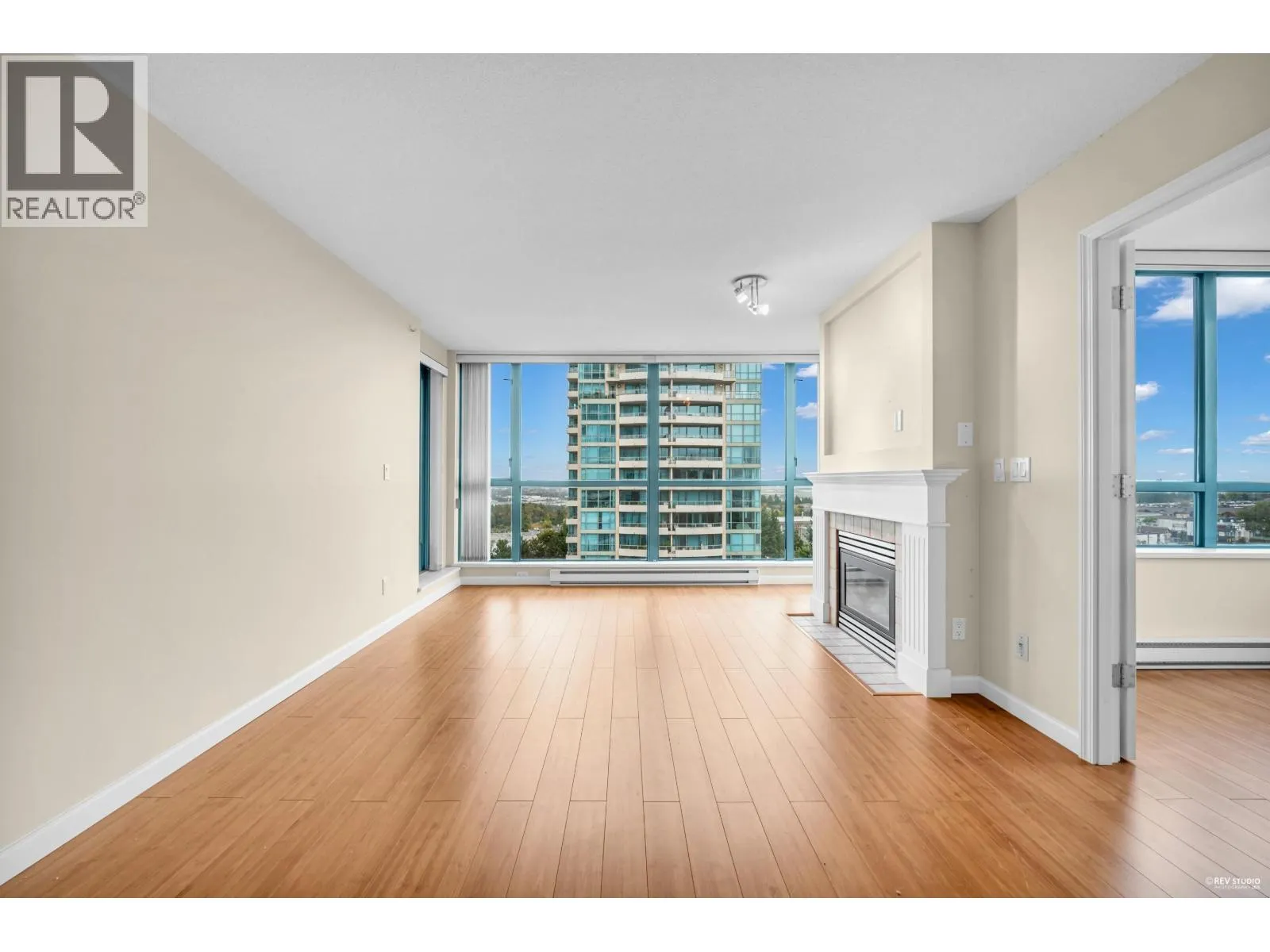 1104 6611 SOUTHOAKS CRESCENT