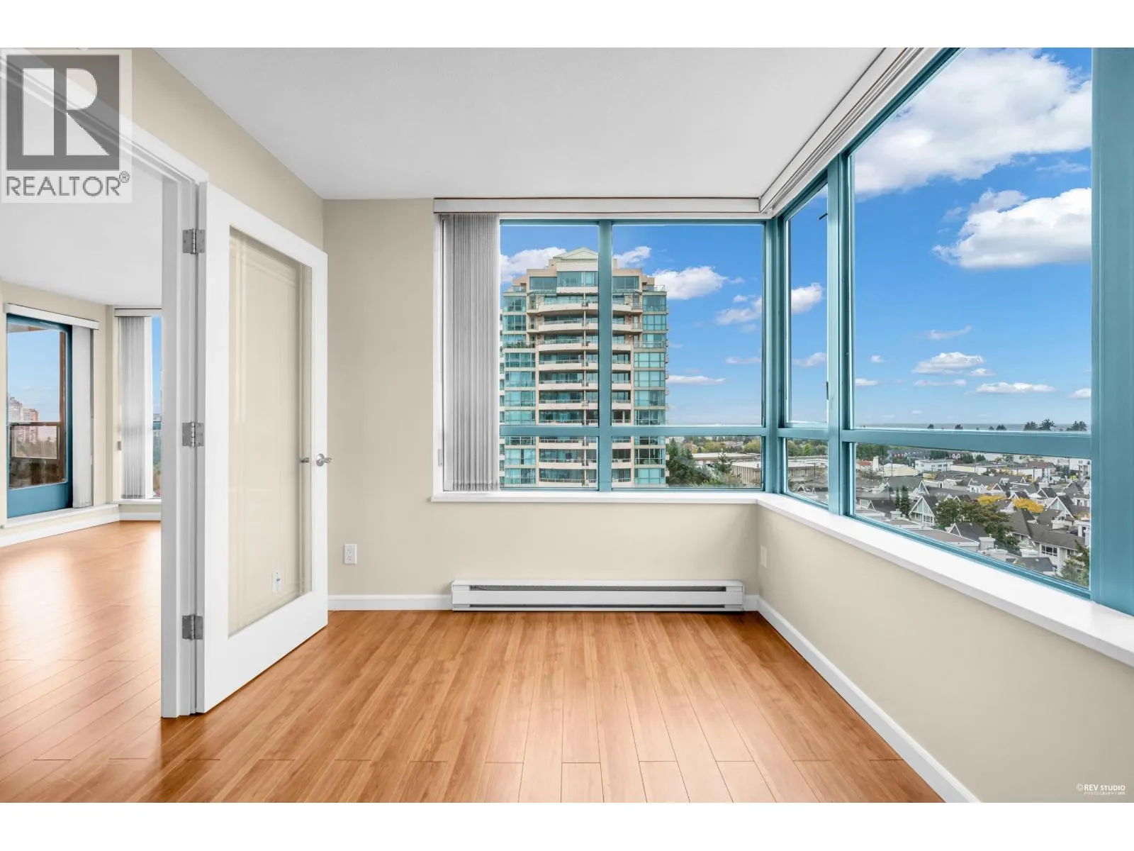 1104 6611 SOUTHOAKS CRESCENT