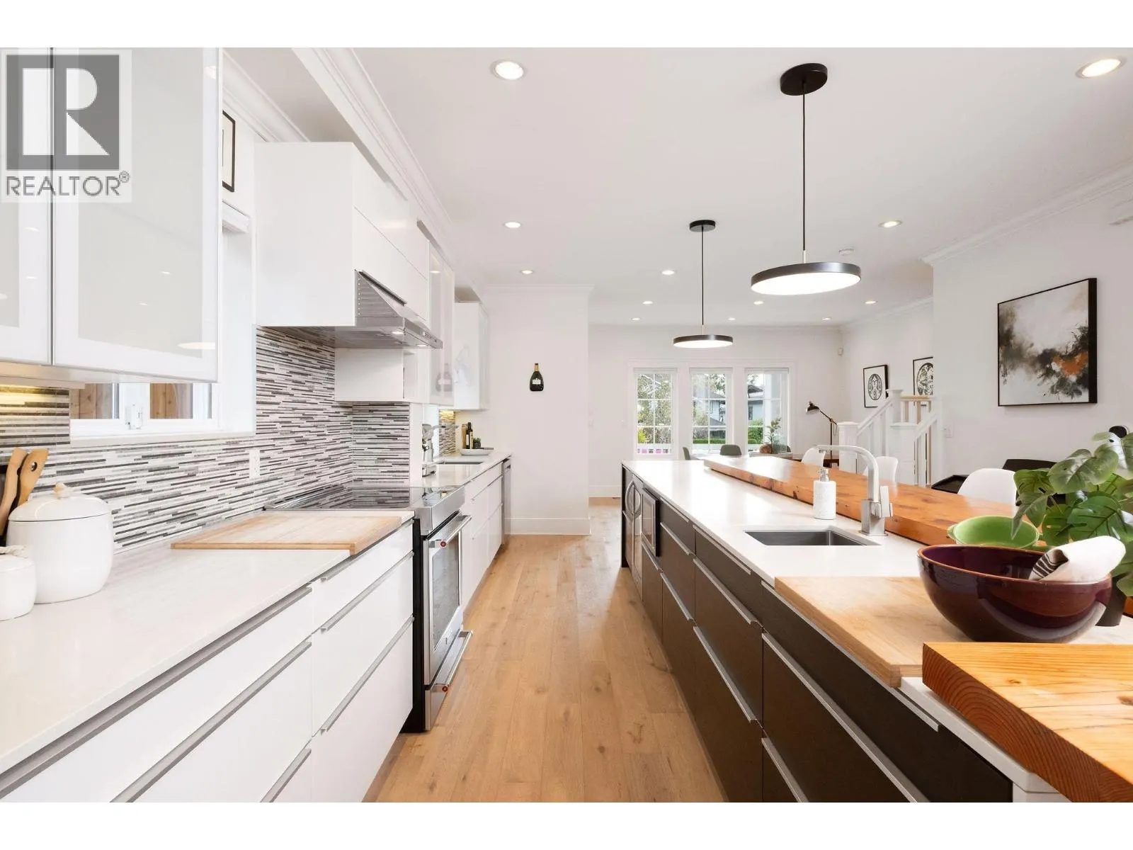 308 E 9TH STREET