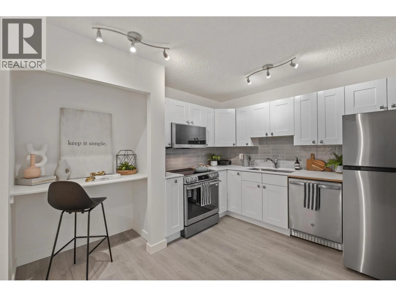 201 2012 FULLERTON AVENUE