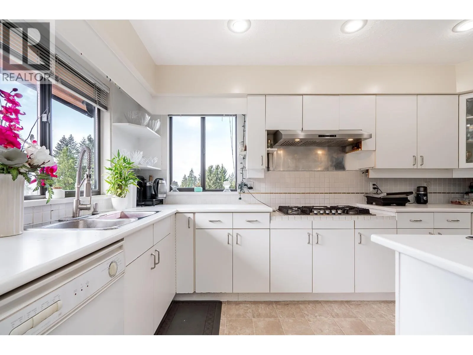 2940 DRESDEN WAY