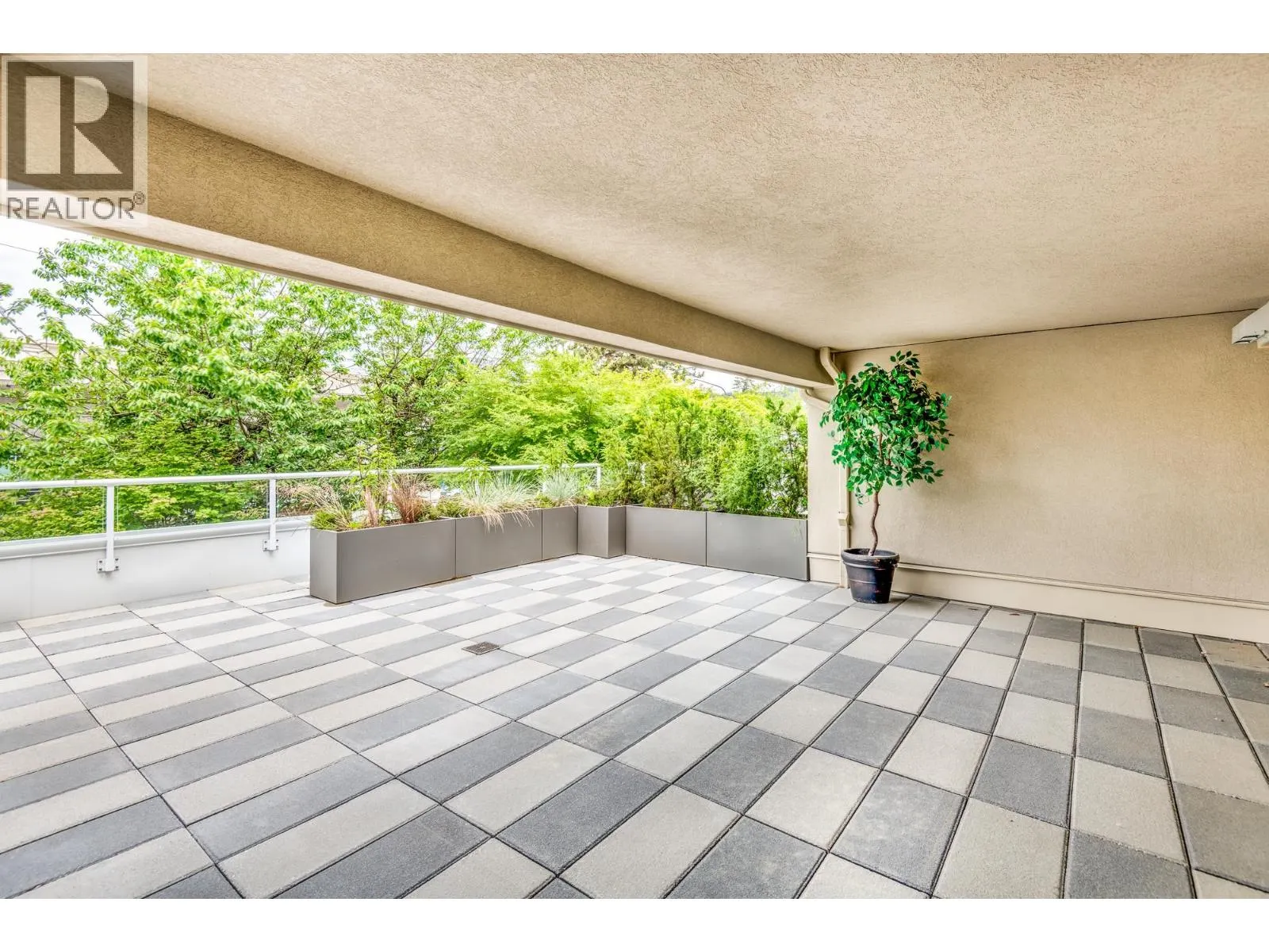 102 501 COCHRANE AVENUE