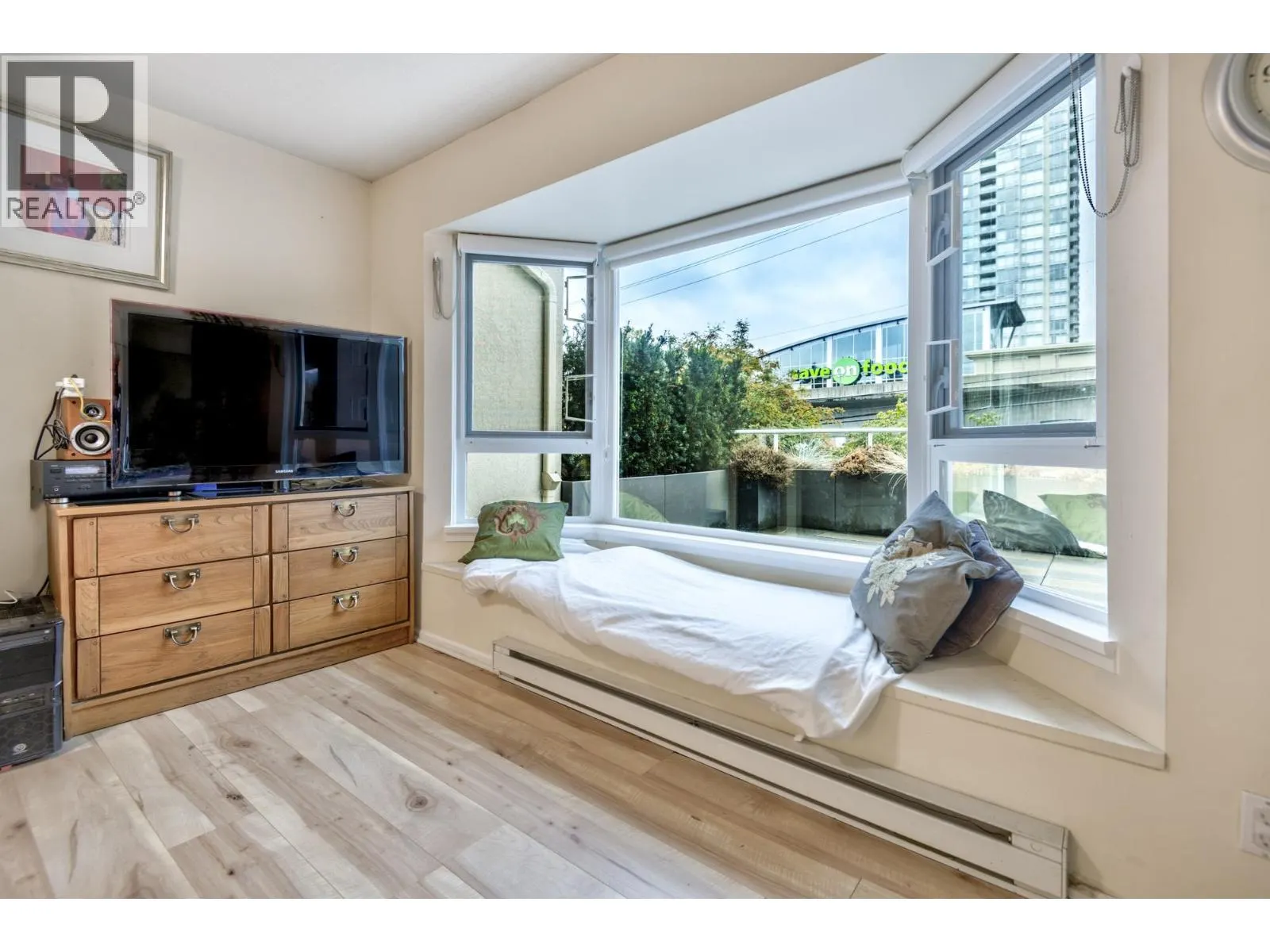 102 501 COCHRANE AVENUE