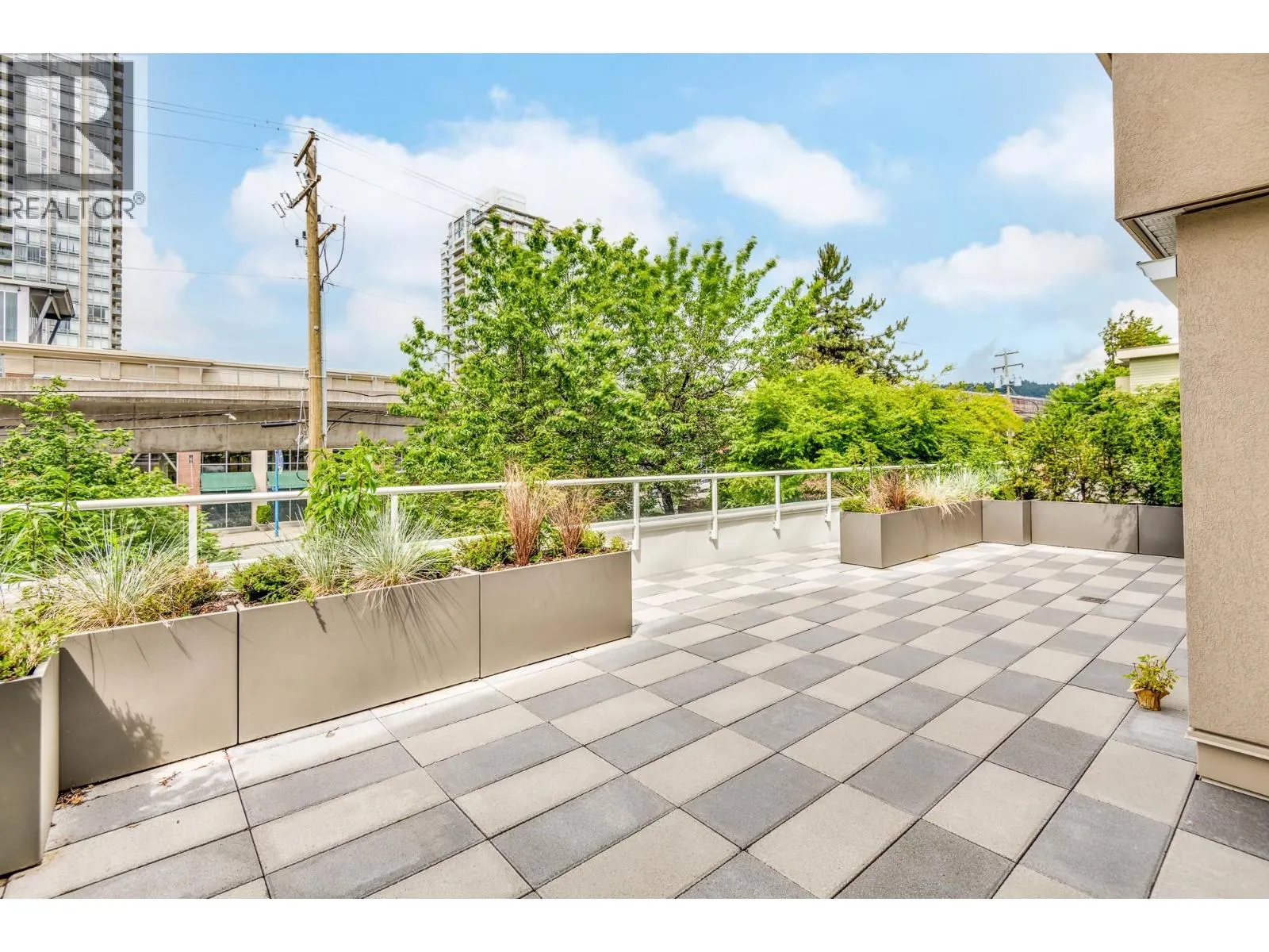 102 501 COCHRANE AVENUE