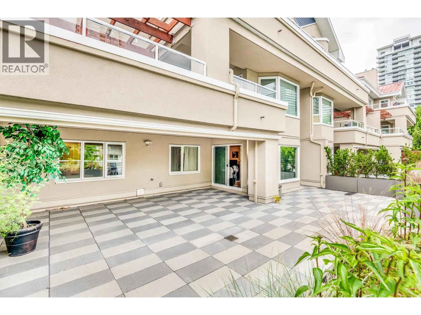 102 501 COCHRANE AVENUE