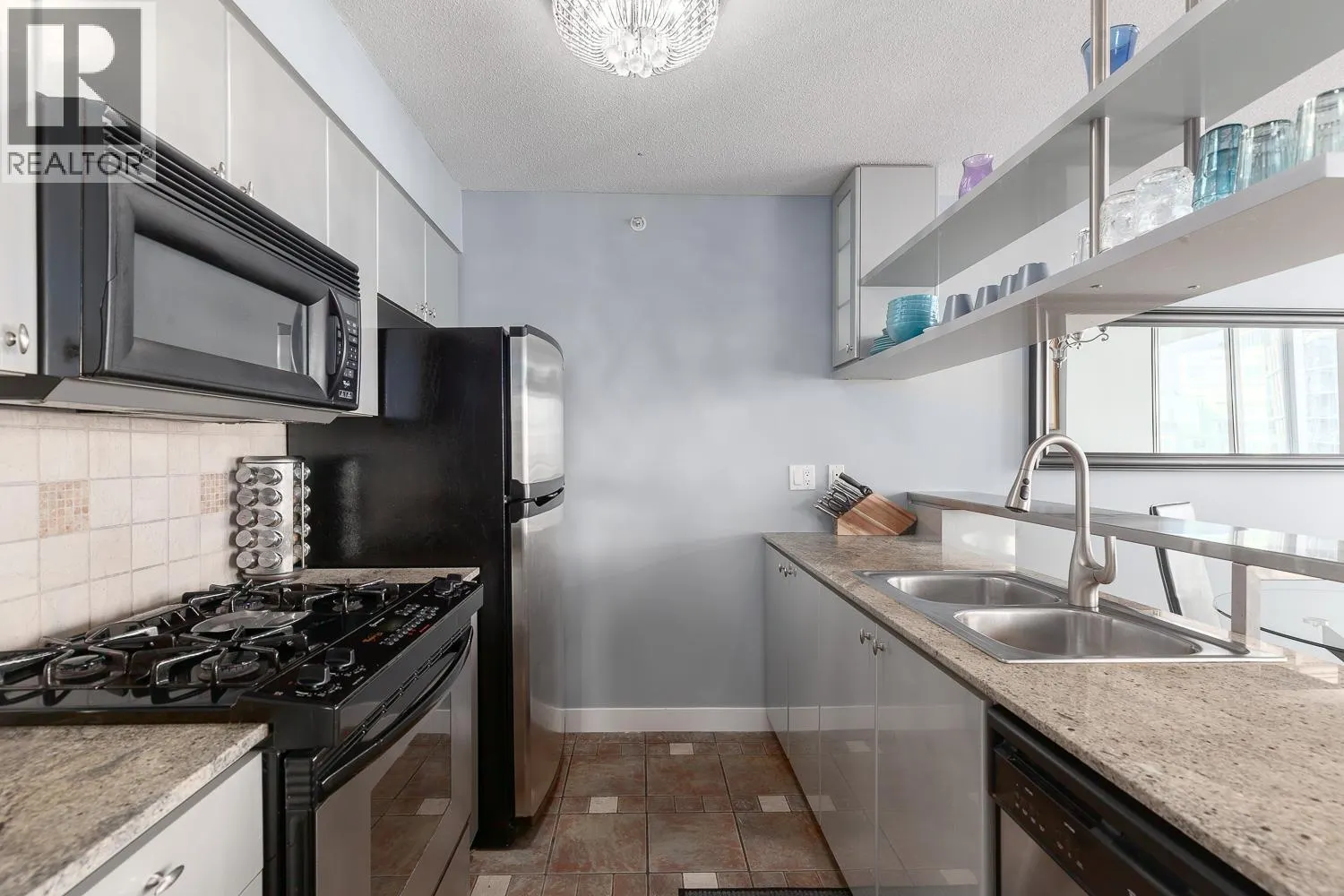 2706 1438 RICHARDS STREET
