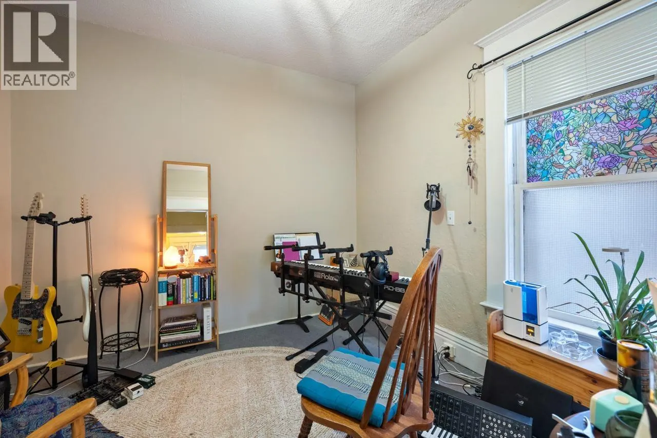 31 W 11TH AVENUE