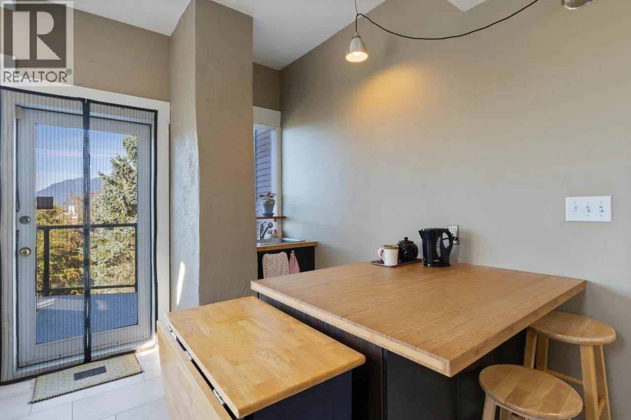 31 W 11TH AVENUE
