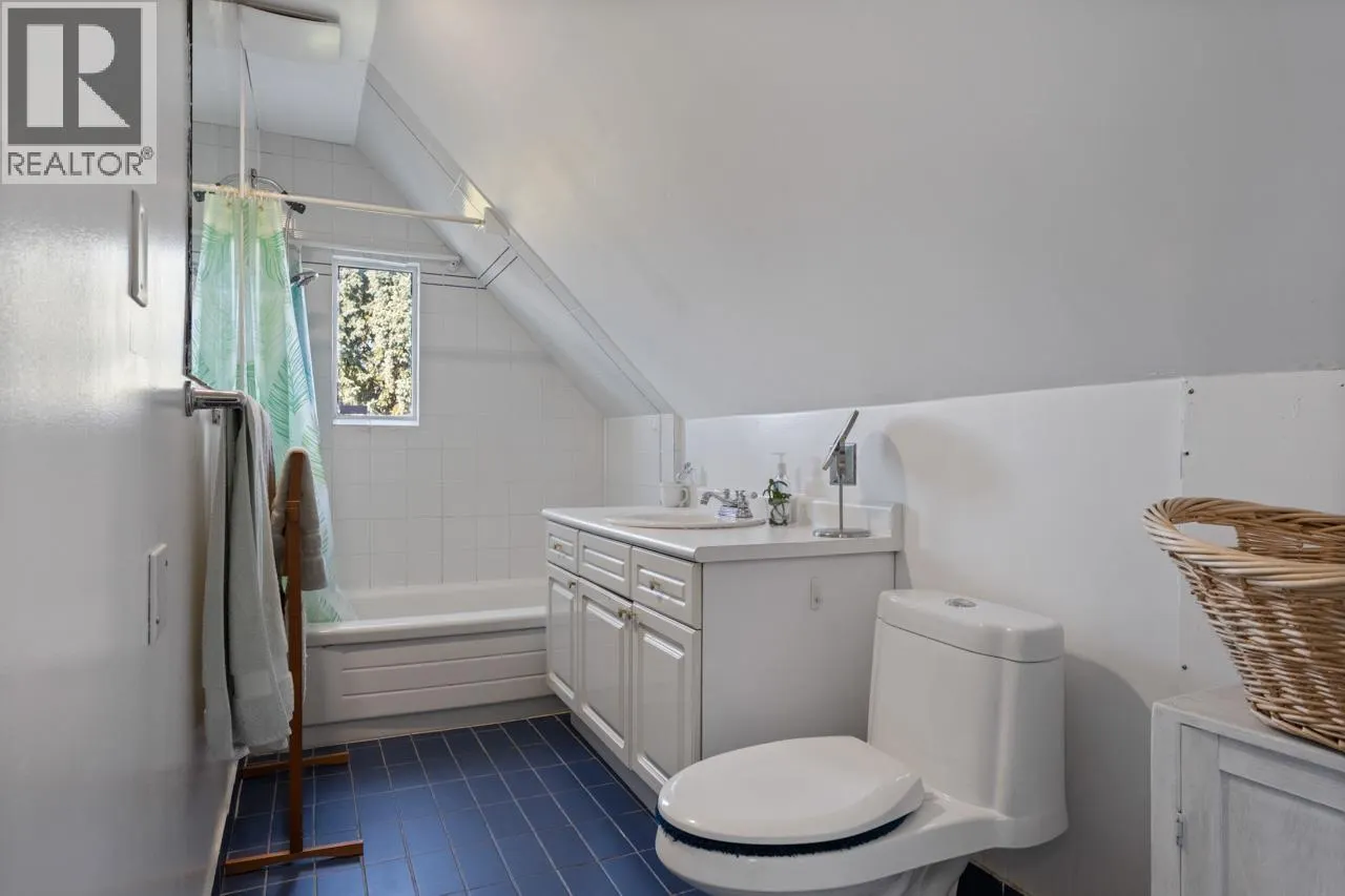 31 W 11TH AVENUE
