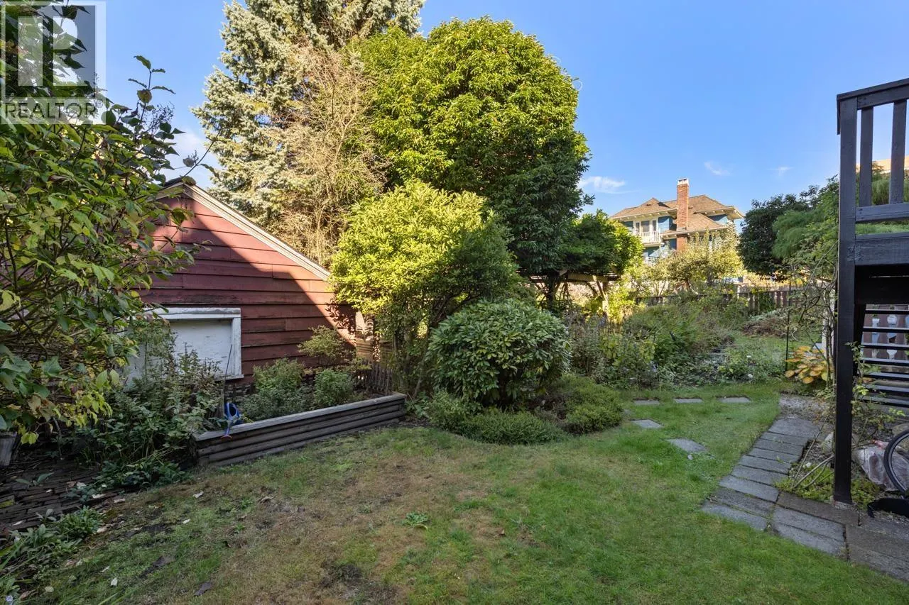 31 W 11TH AVENUE