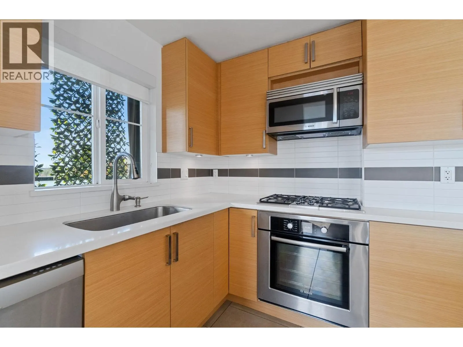 307 4710 HASTINGS STREET