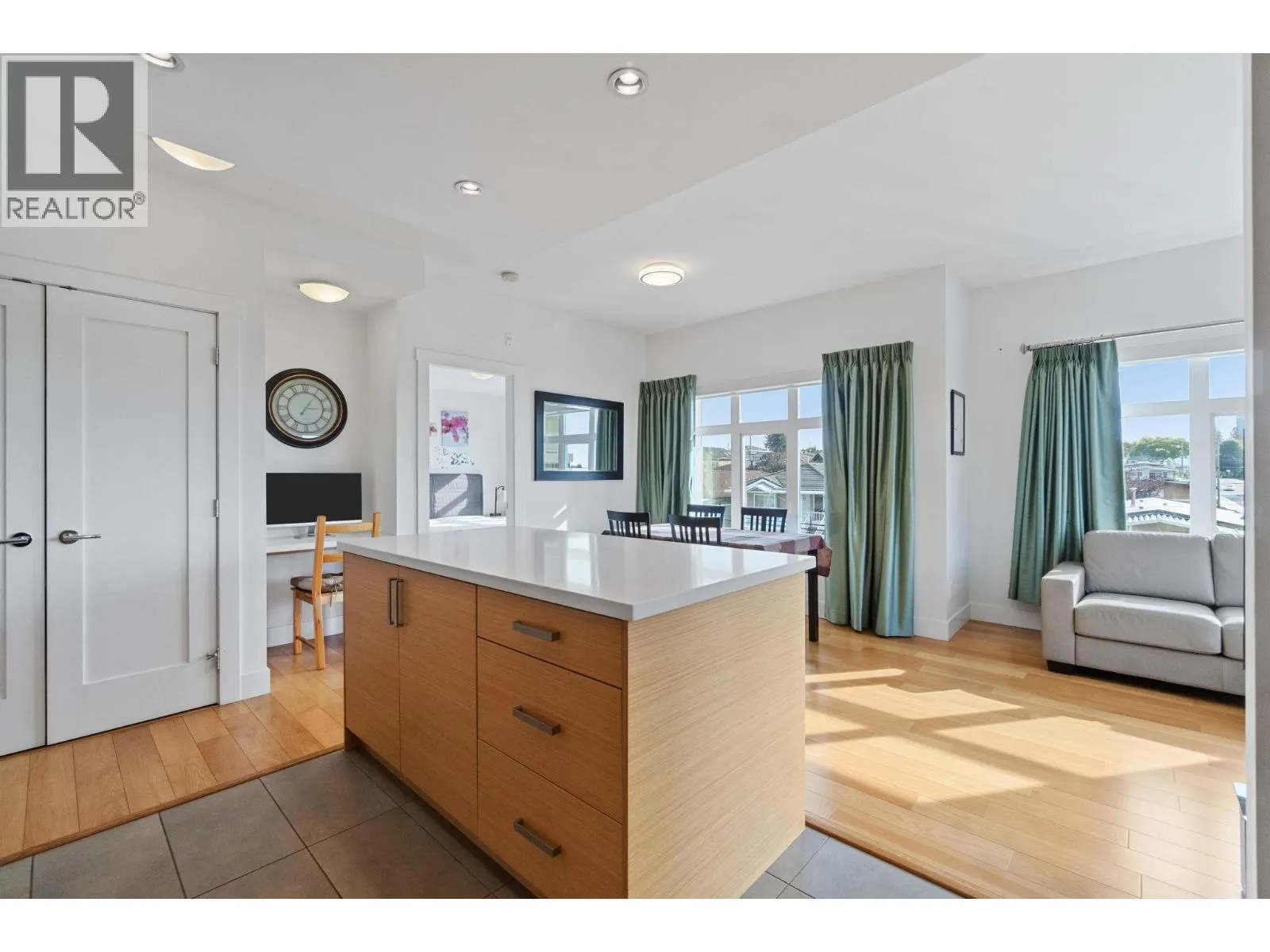 307 4710 HASTINGS STREET