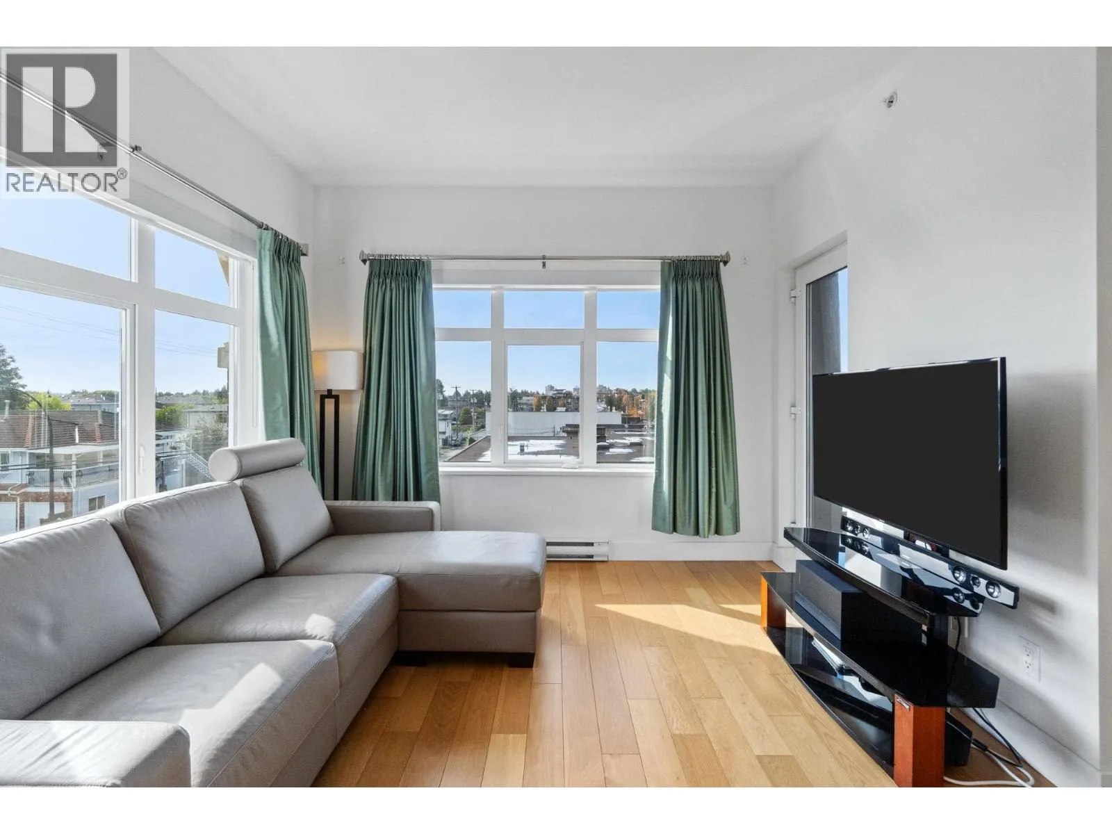 307 4710 HASTINGS STREET