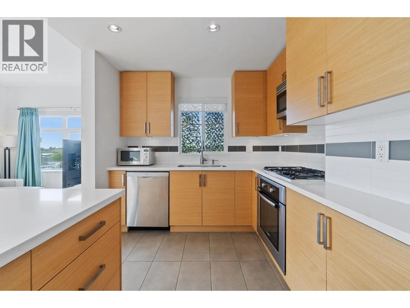 307 4710 HASTINGS STREET