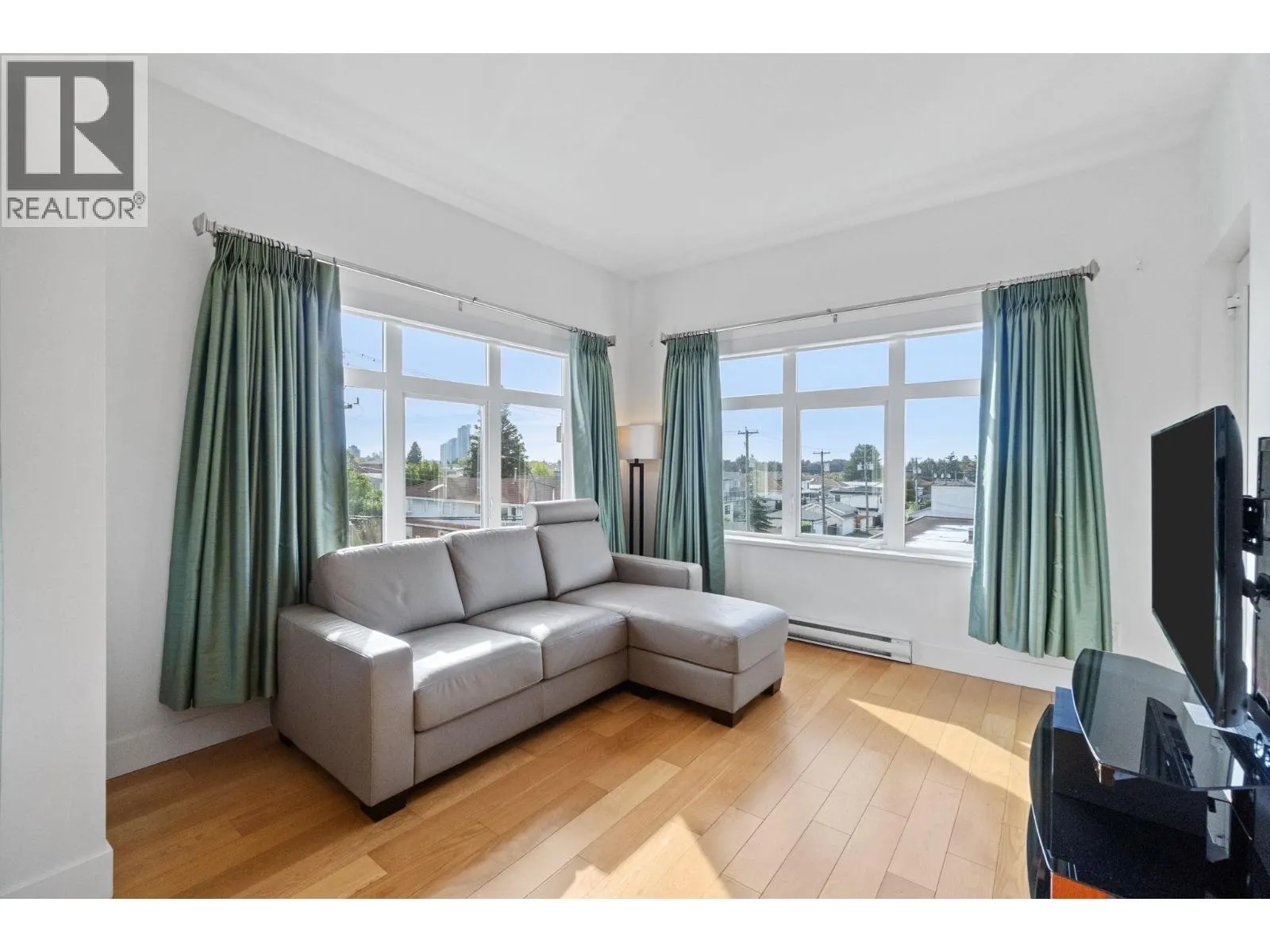 307 4710 HASTINGS STREET