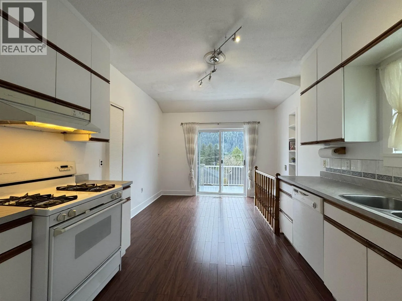 723 W 6TH AVENUE