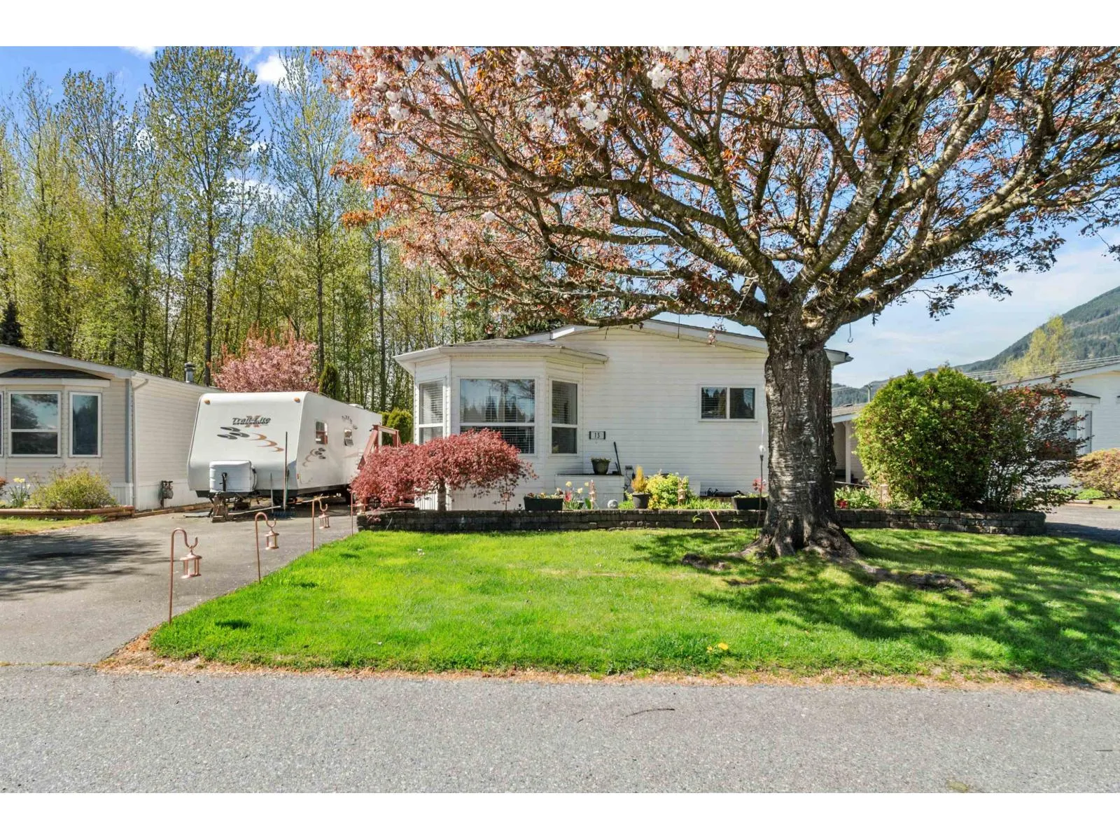 13 41168 LOUGHEED HIGHWAY