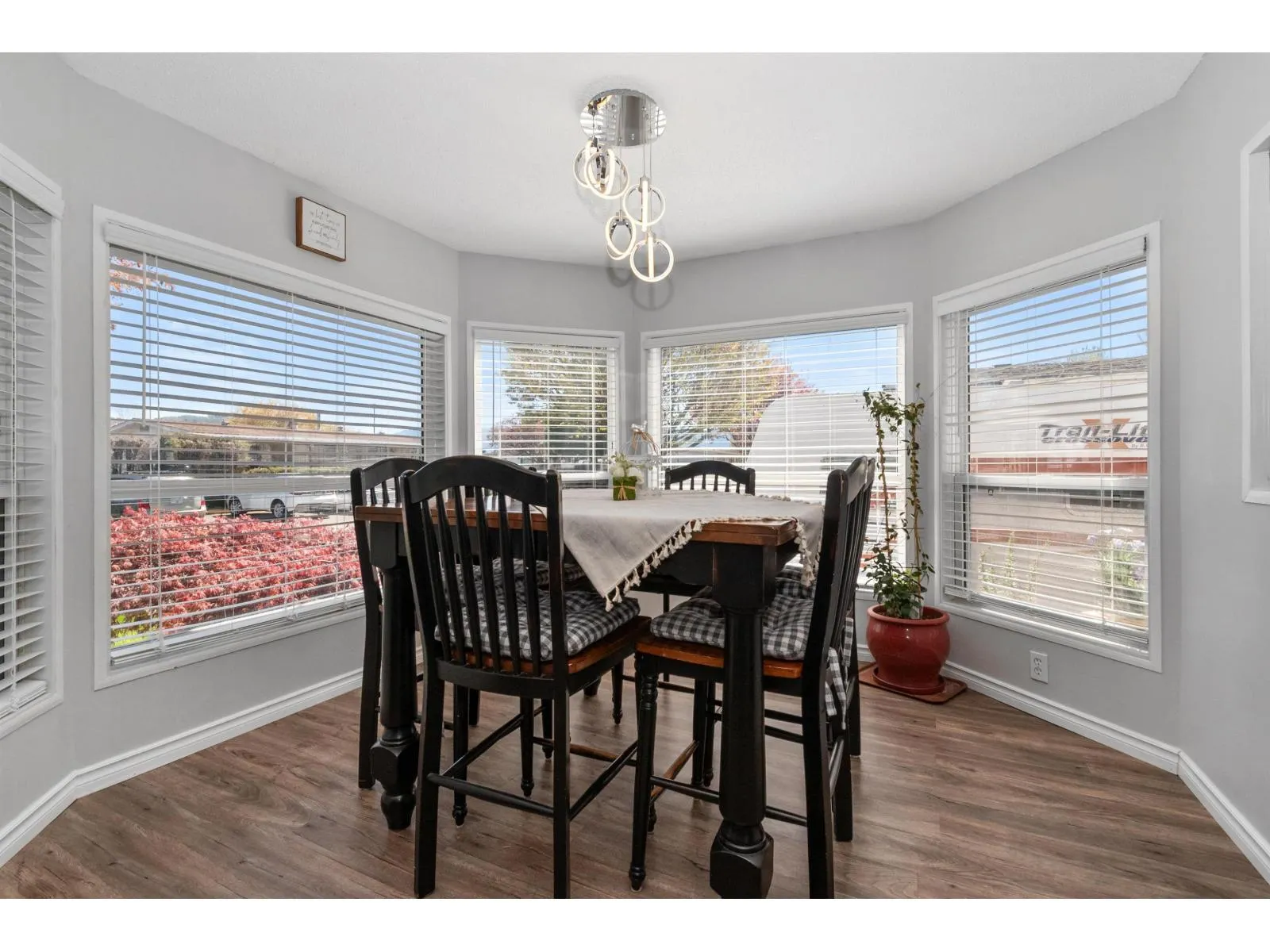 13 41168 LOUGHEED HIGHWAY
