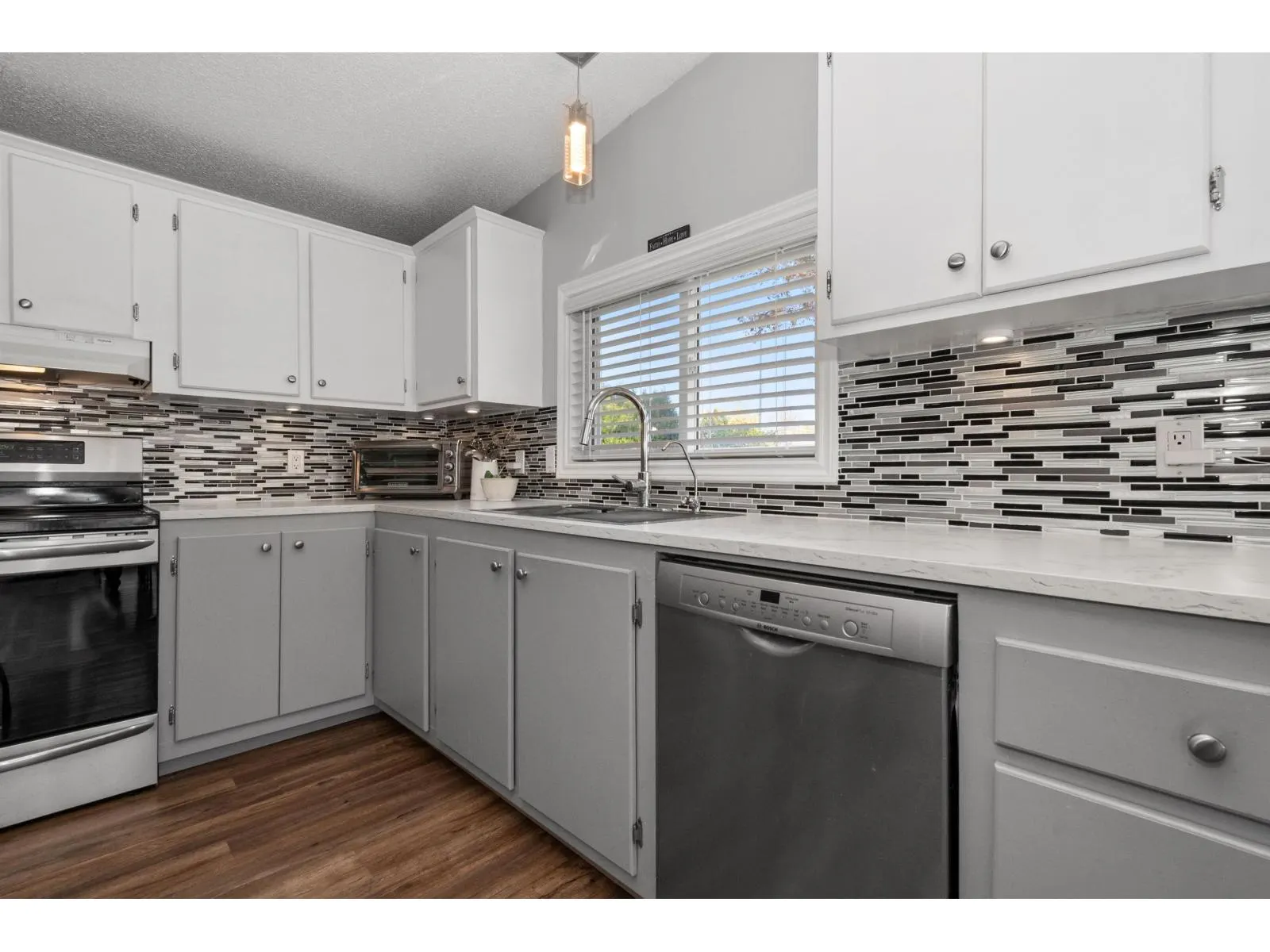 13 41168 LOUGHEED HIGHWAY