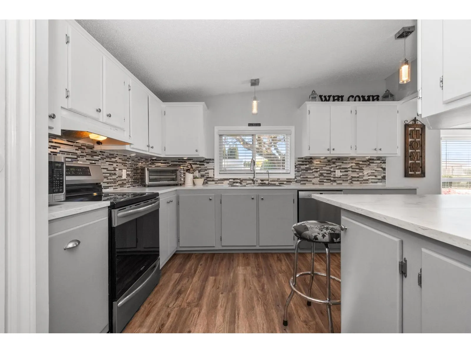 13 41168 LOUGHEED HIGHWAY