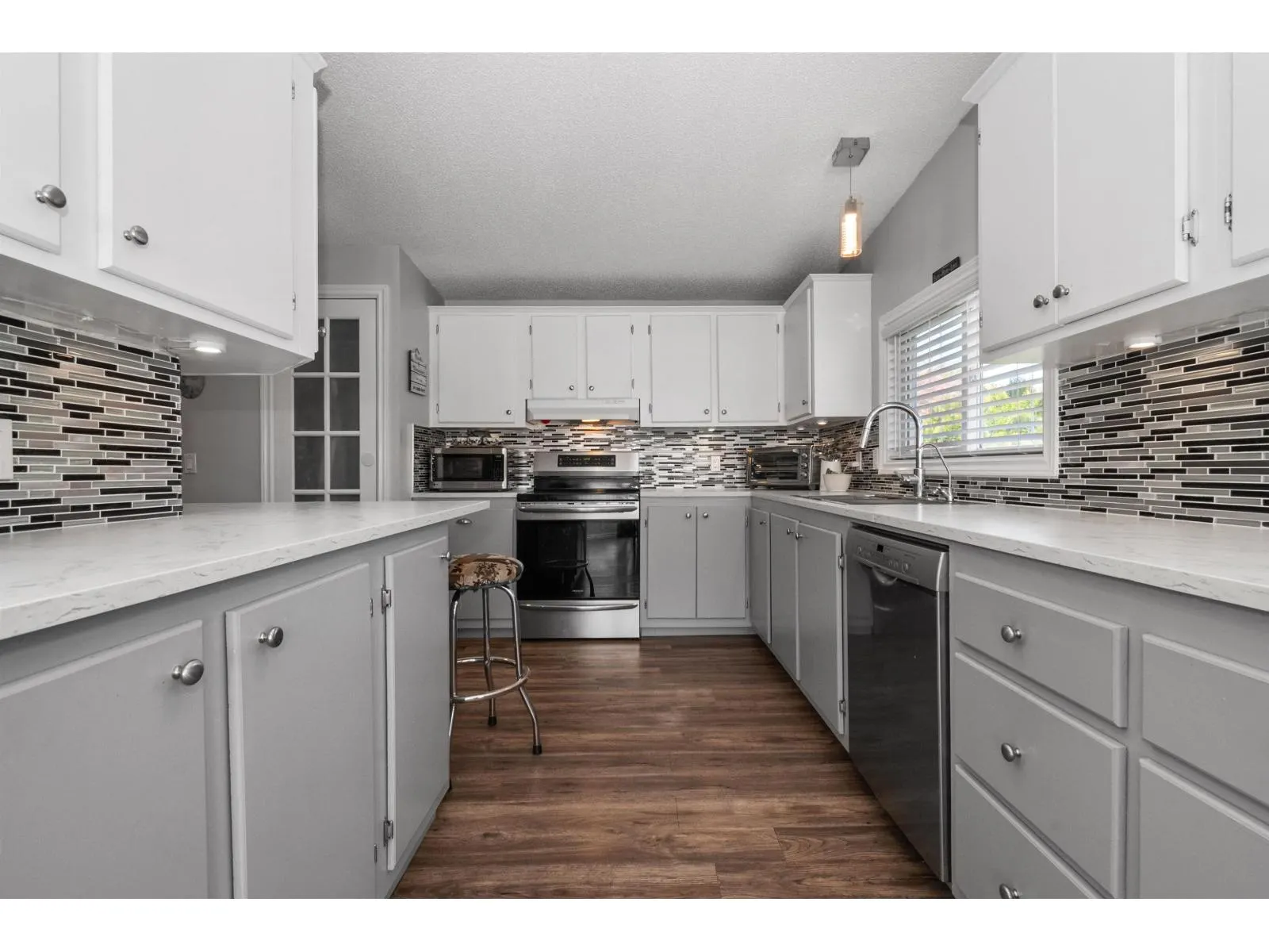 13 41168 LOUGHEED HIGHWAY