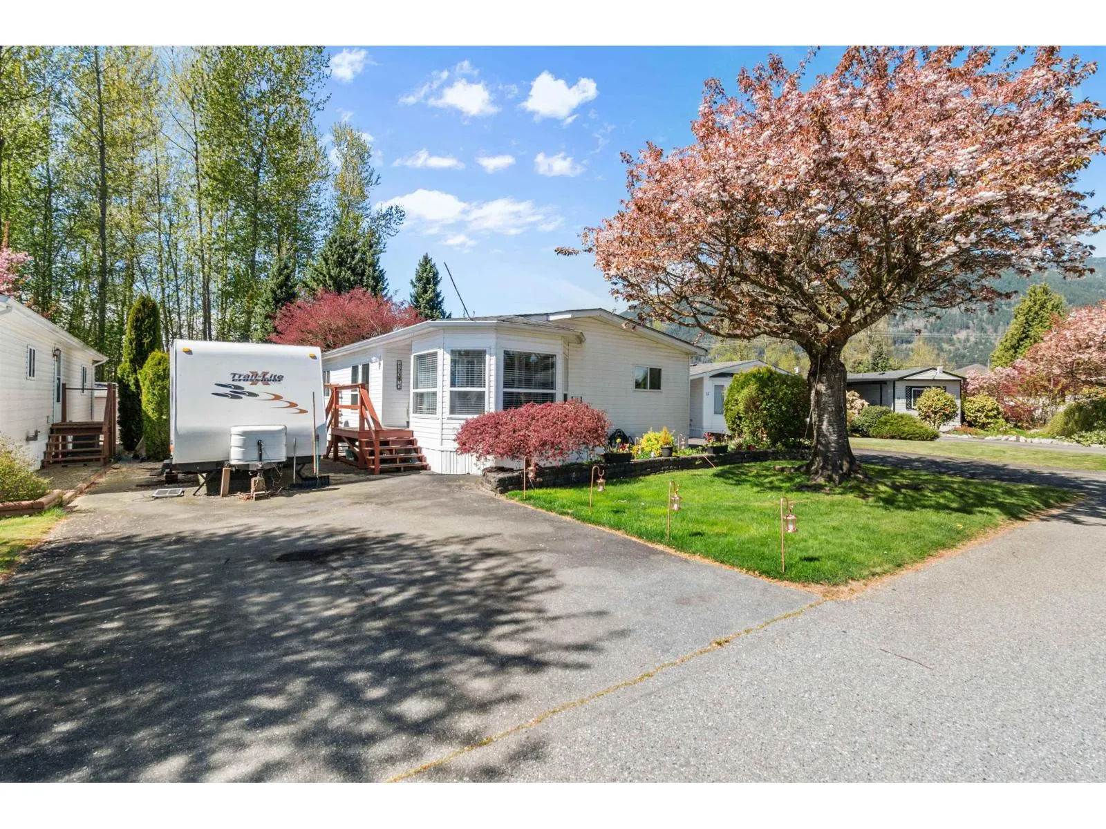13 41168 LOUGHEED HIGHWAY