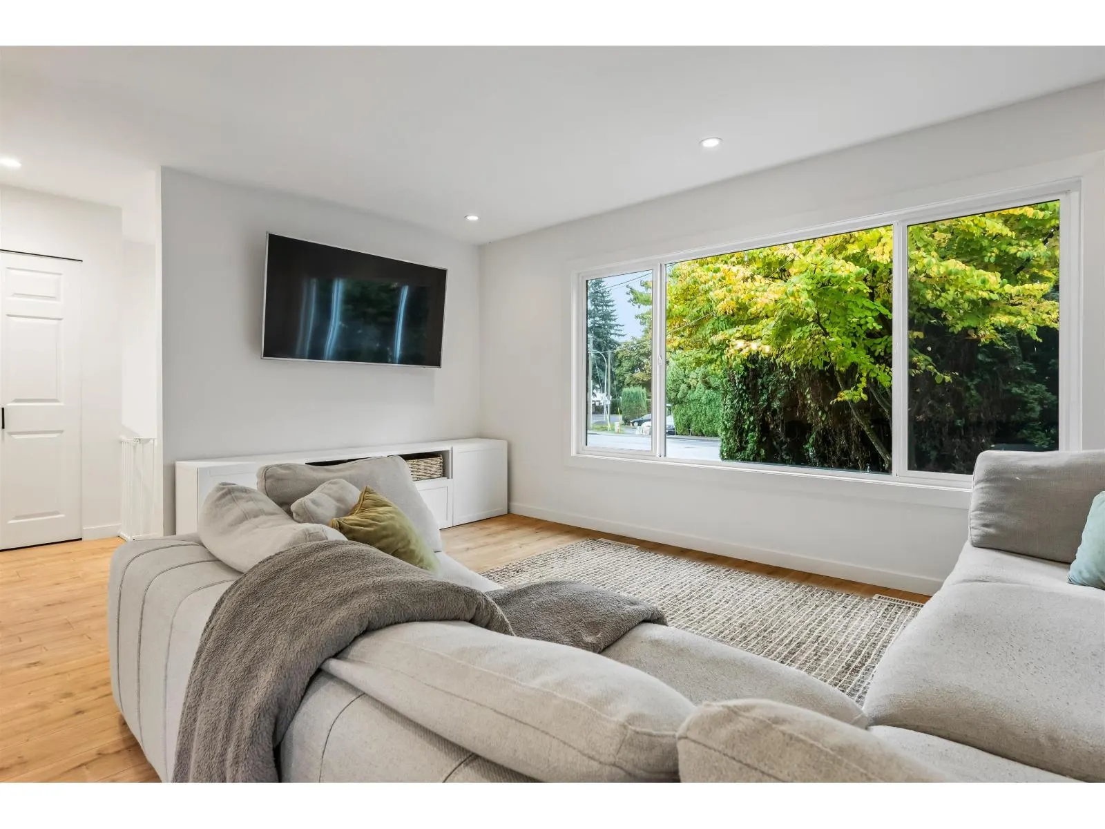 9046 BROADWAY STREET|Chilliwack Proper South
