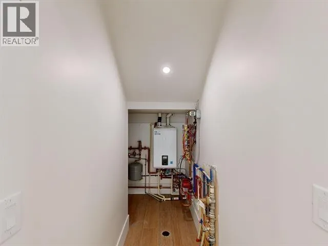 1240 LANCASTER CRESCENT