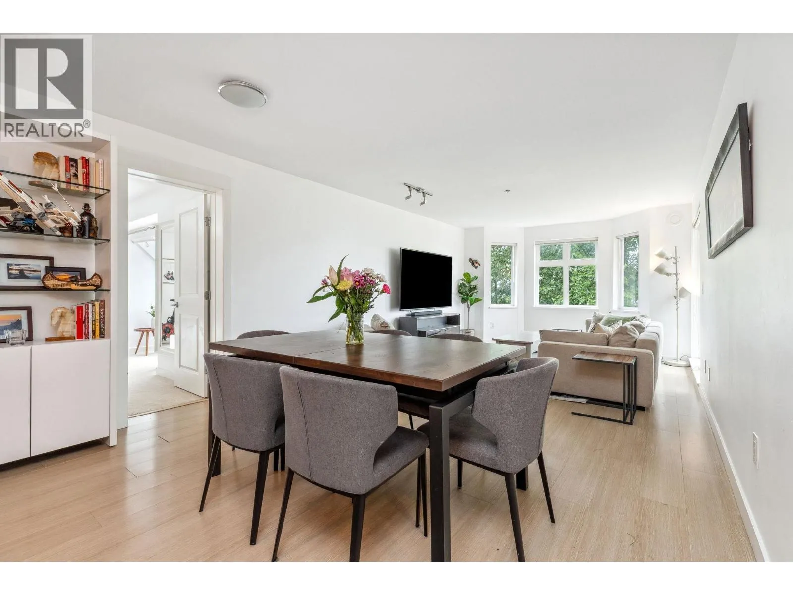 501 160 SHORELINE CIRCLE