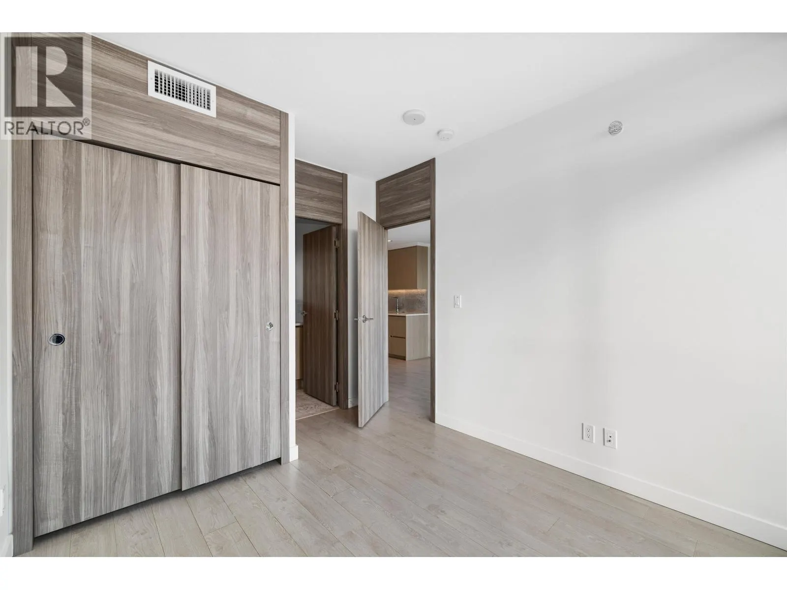 406 4720 LOUGHEED HIGHWAY