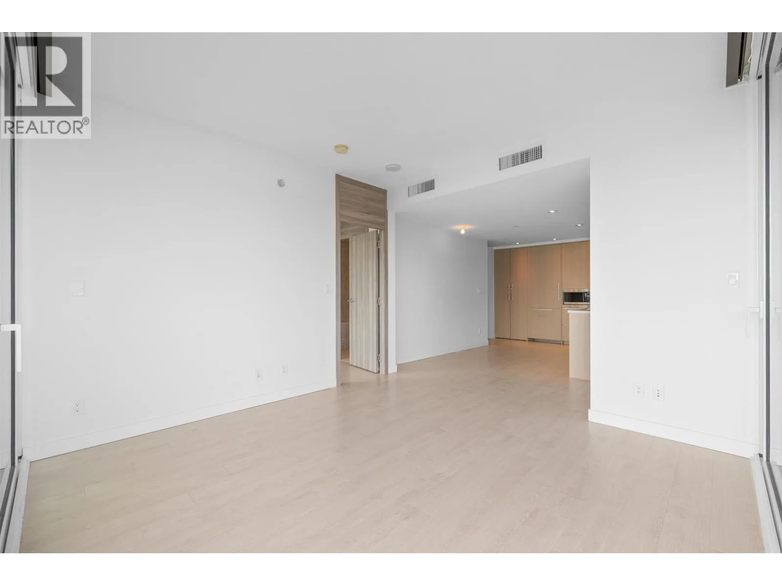 406 4720 LOUGHEED HIGHWAY