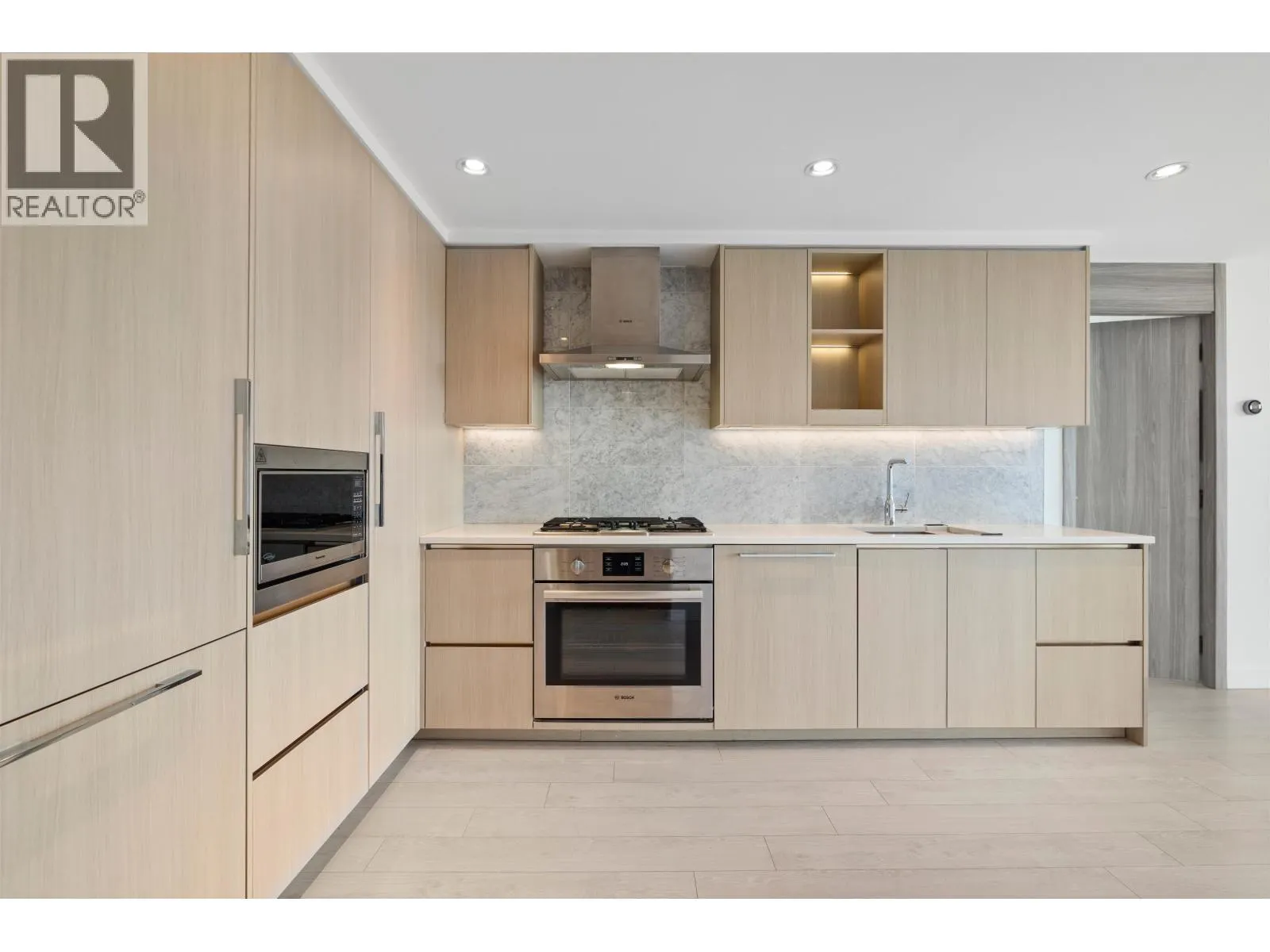 406 4720 LOUGHEED HIGHWAY