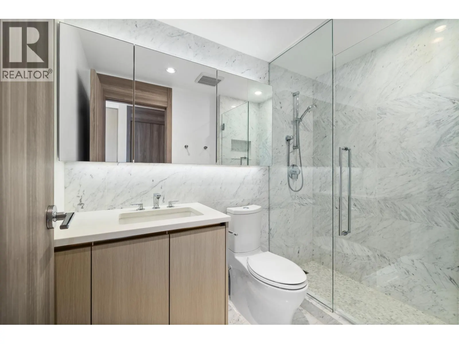 406 4720 LOUGHEED HIGHWAY