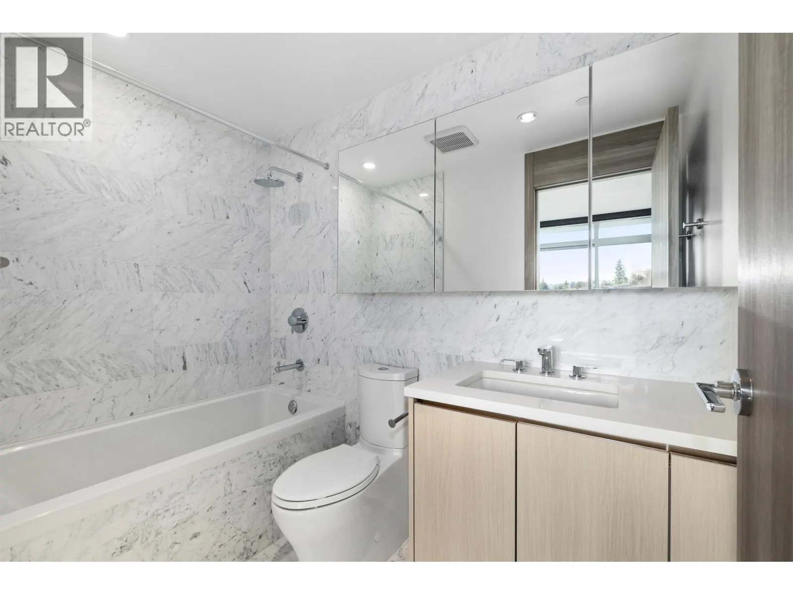 406 4720 LOUGHEED HIGHWAY
