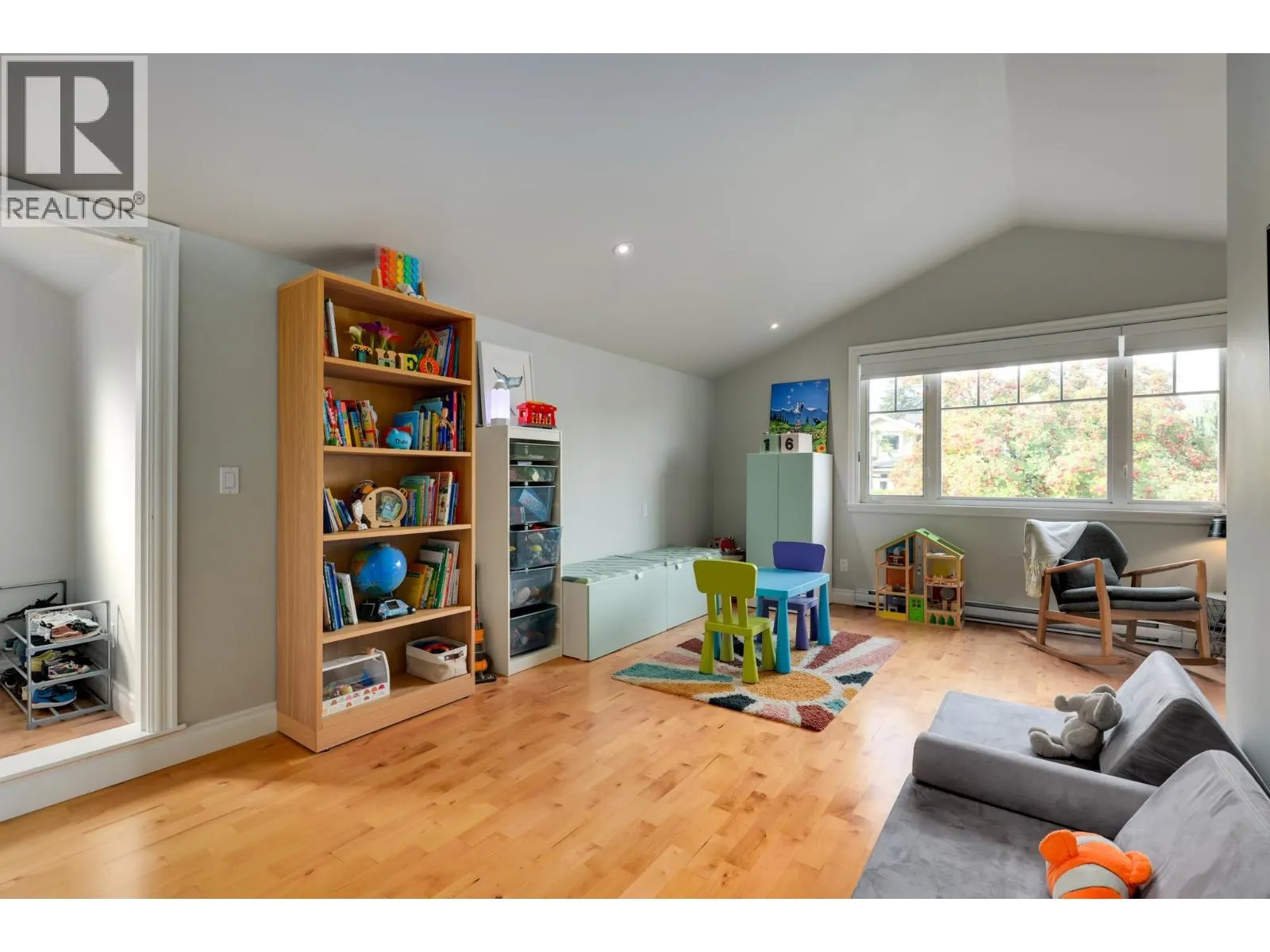 563 E 6TH STREET