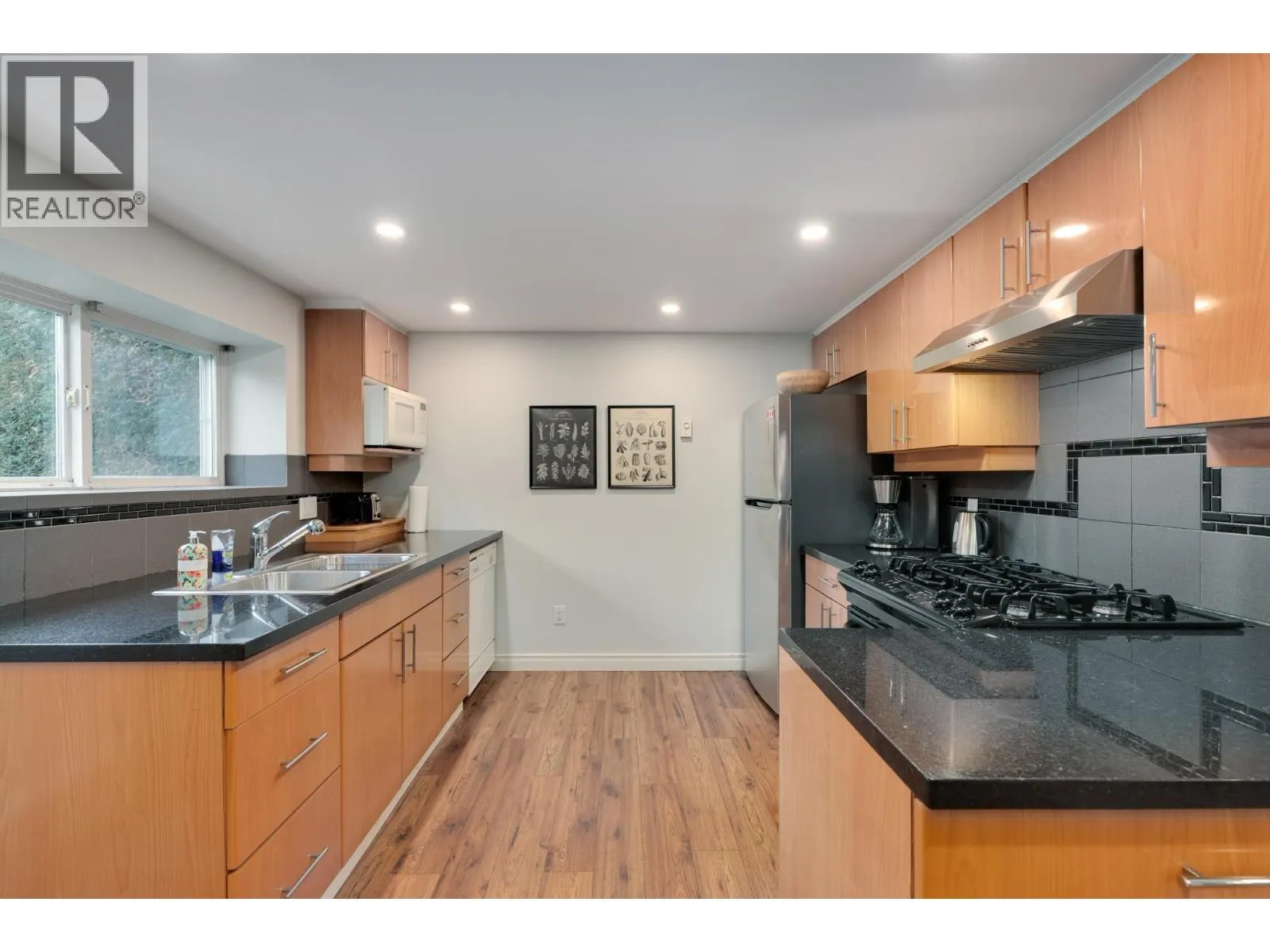 563 E 6TH STREET