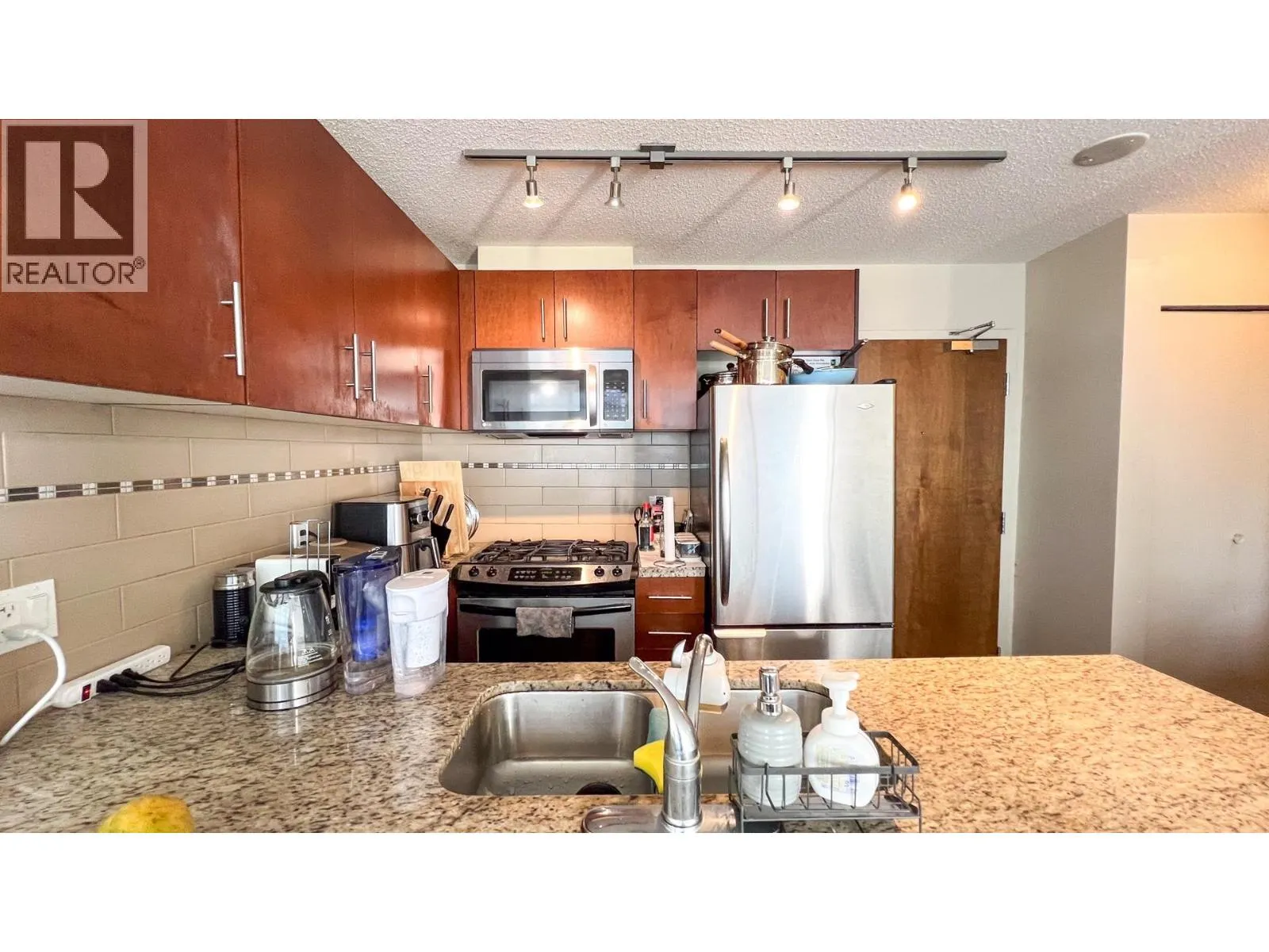 910 8280 LANSDOWNE ROAD