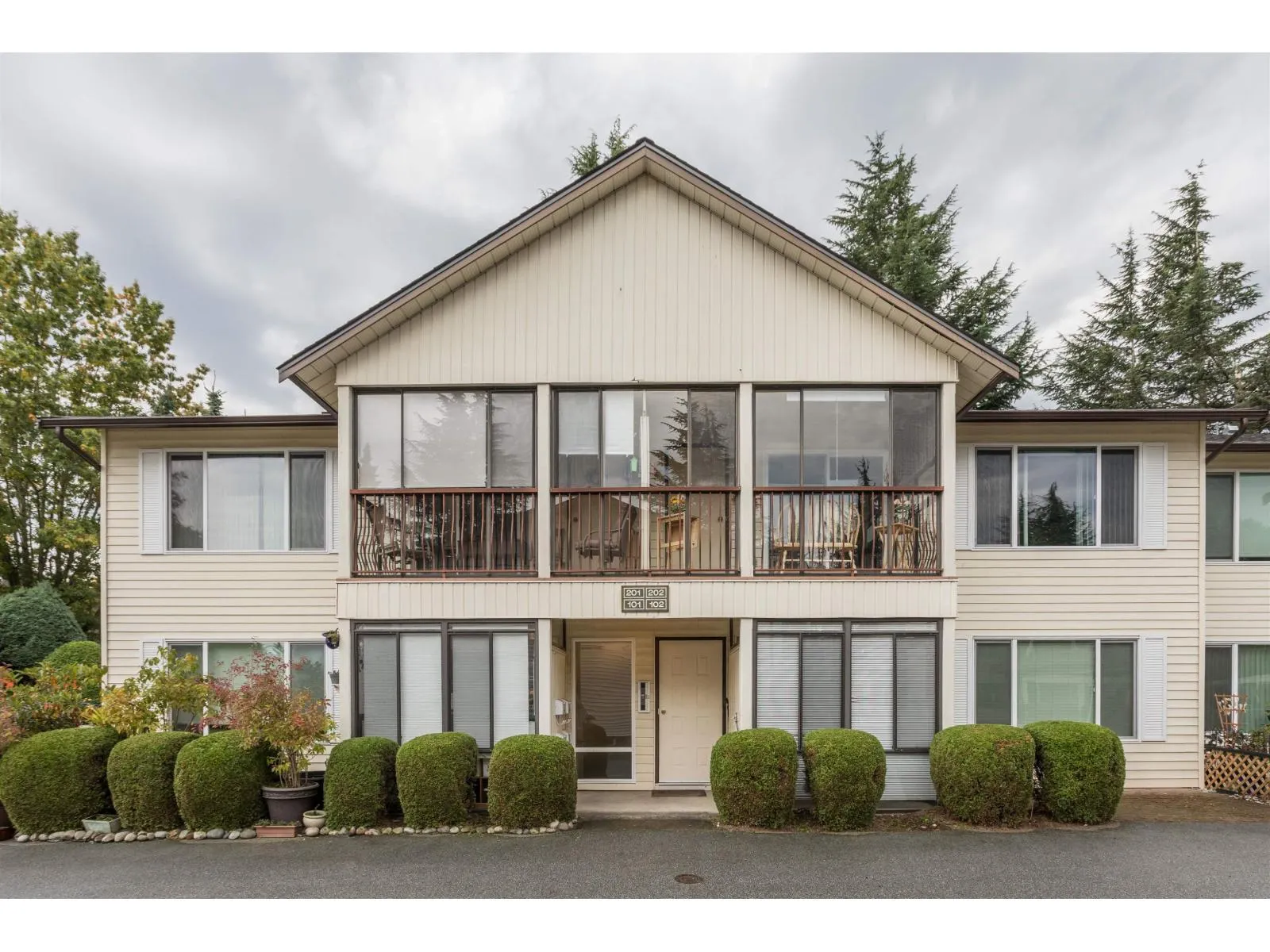 201 2853 BOURQUIN CRESCENT