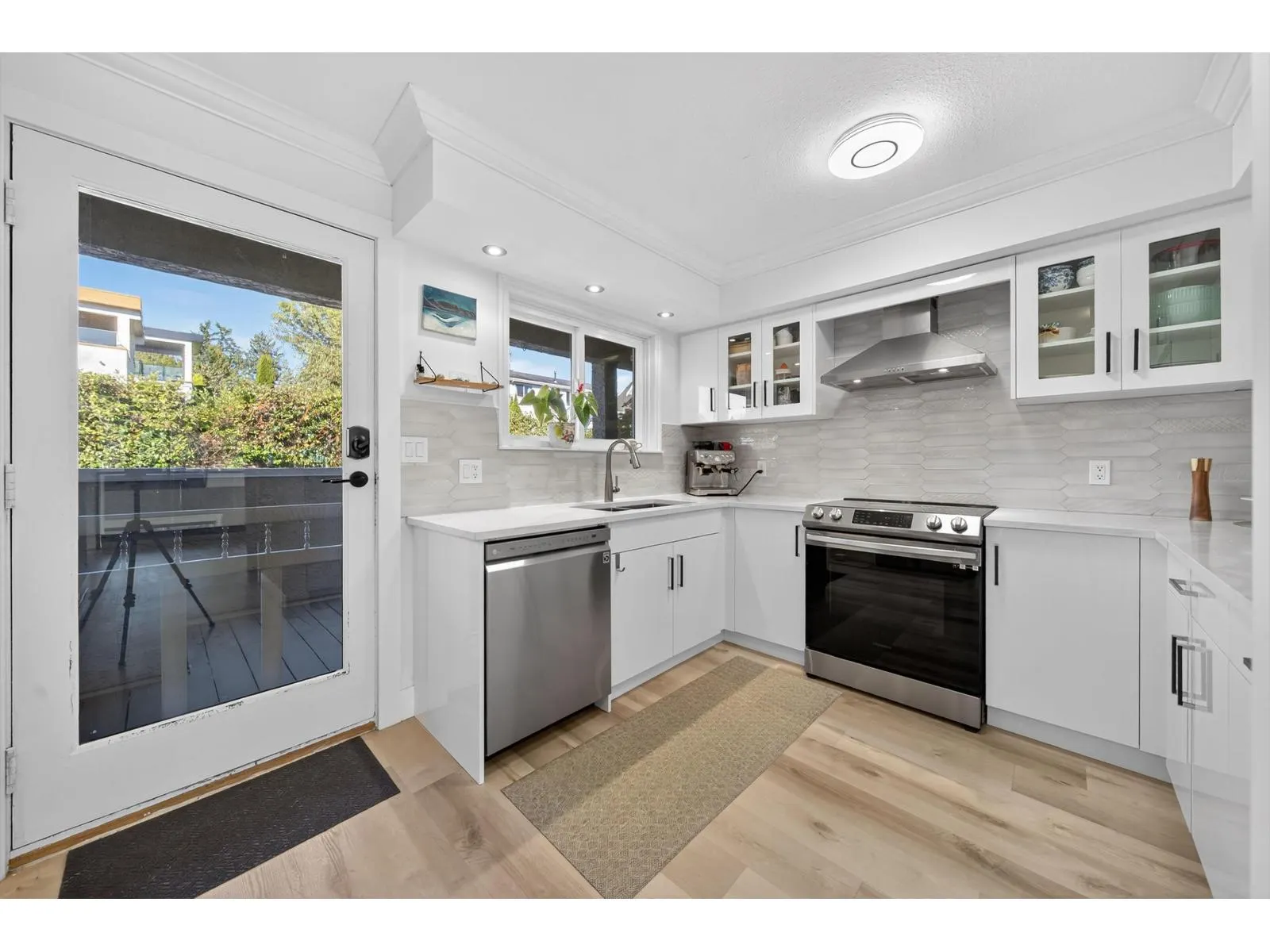 11 15971 MARINE DRIVE