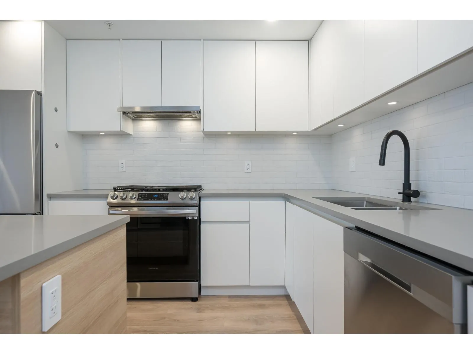 311 8496 120 STREET