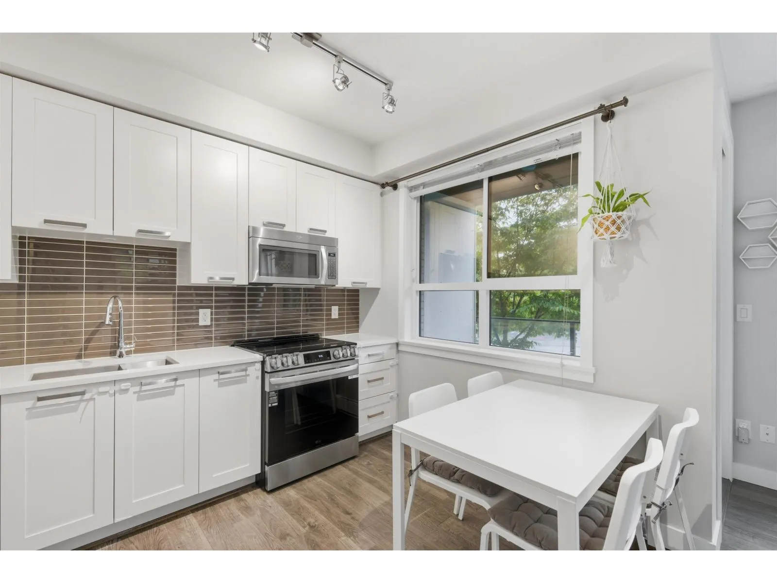 206 15388 105 AVENUE