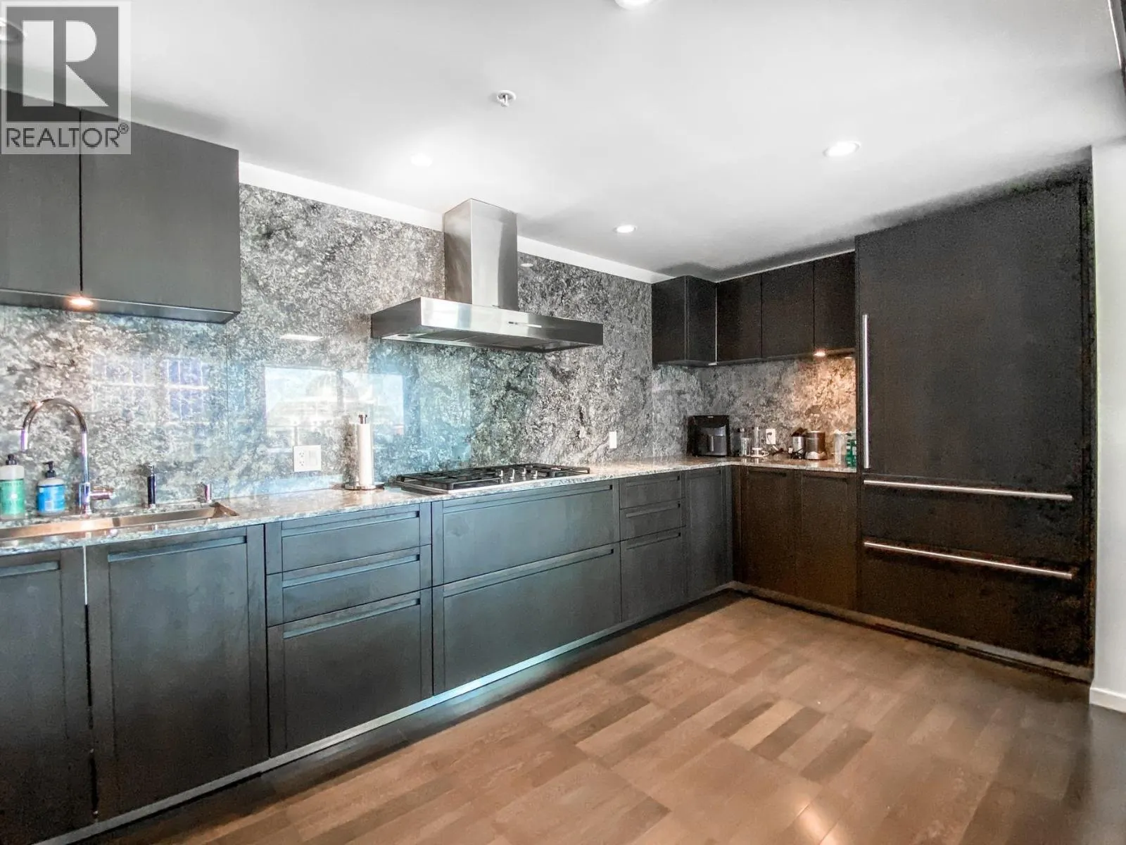 2702 1011 W CORDOVA STREET