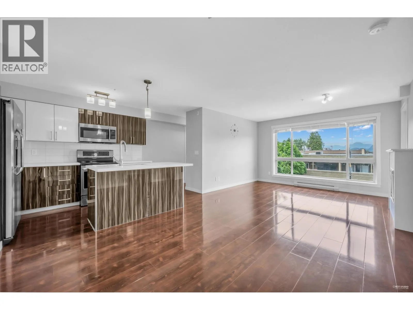 301 22318 LOUGHEED HIGHWAY
