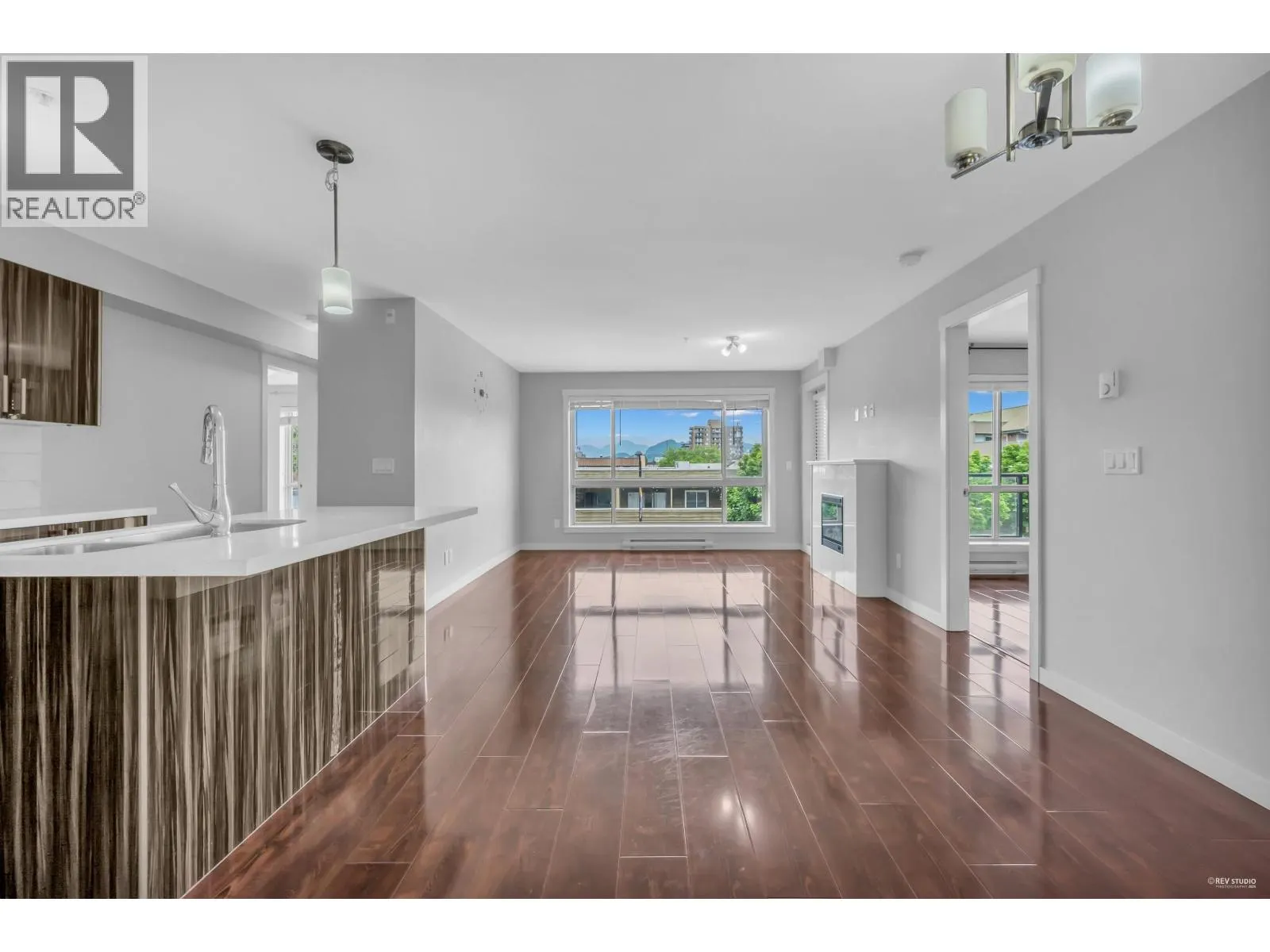 301 22318 LOUGHEED HIGHWAY