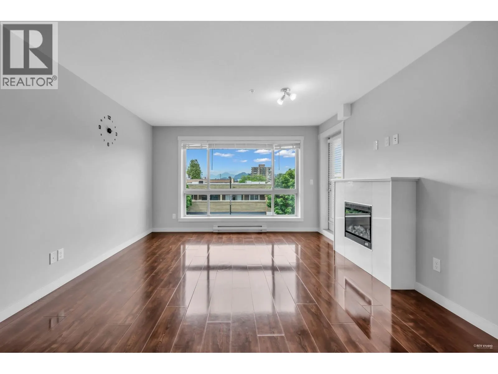301 22318 LOUGHEED HIGHWAY