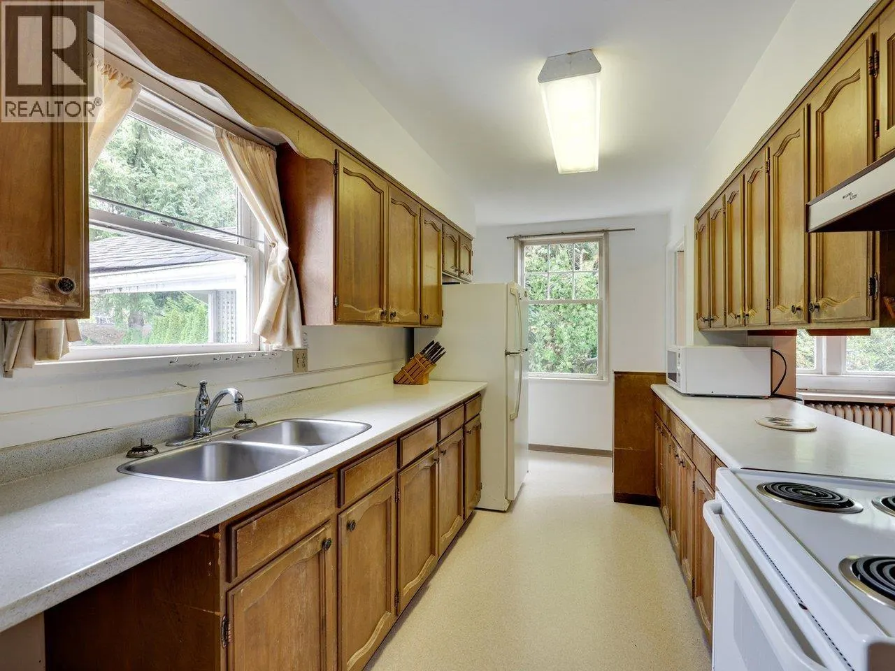 1251 W KING EDWARD AVENUE