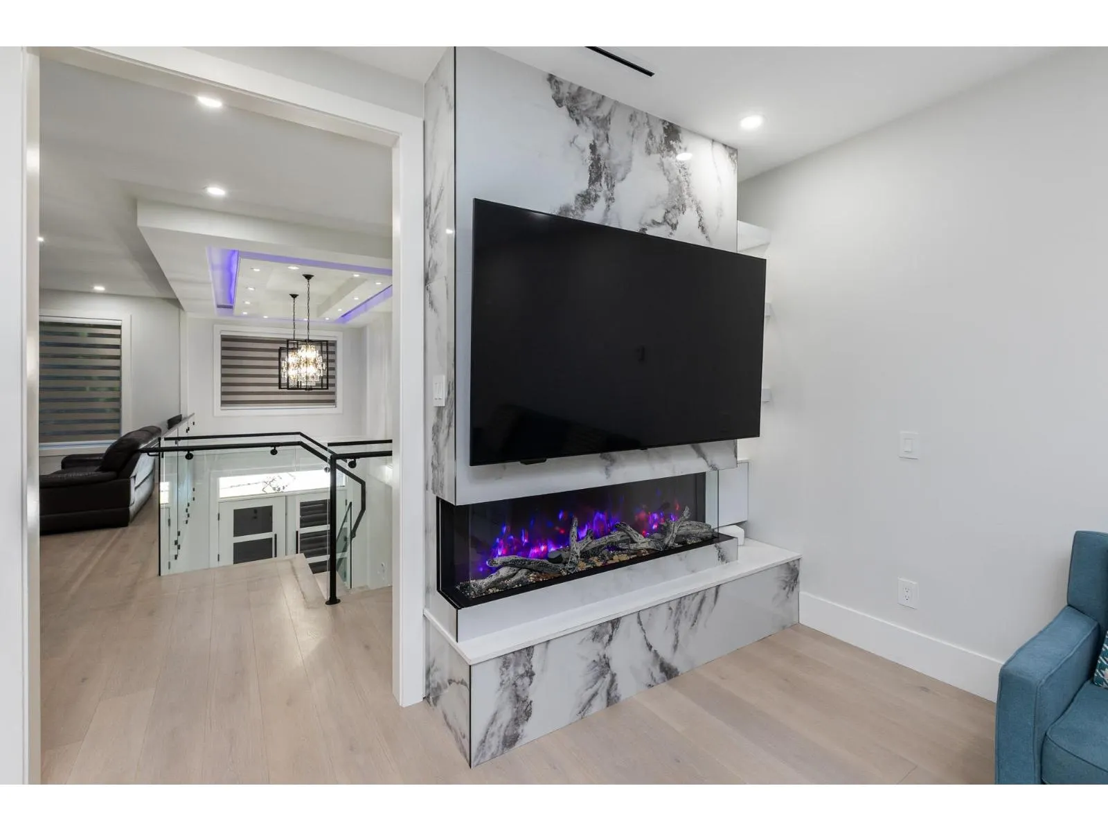 2170 OAKRIDGE CRESCENT