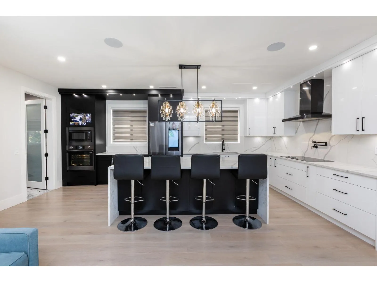 2170 OAKRIDGE CRESCENT