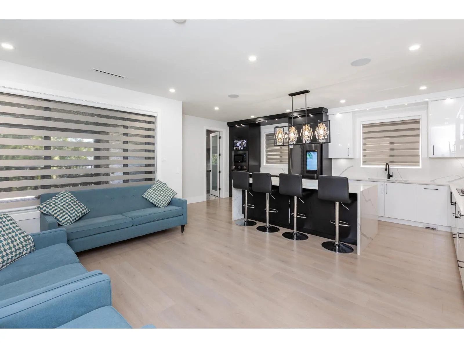 2170 OAKRIDGE CRESCENT