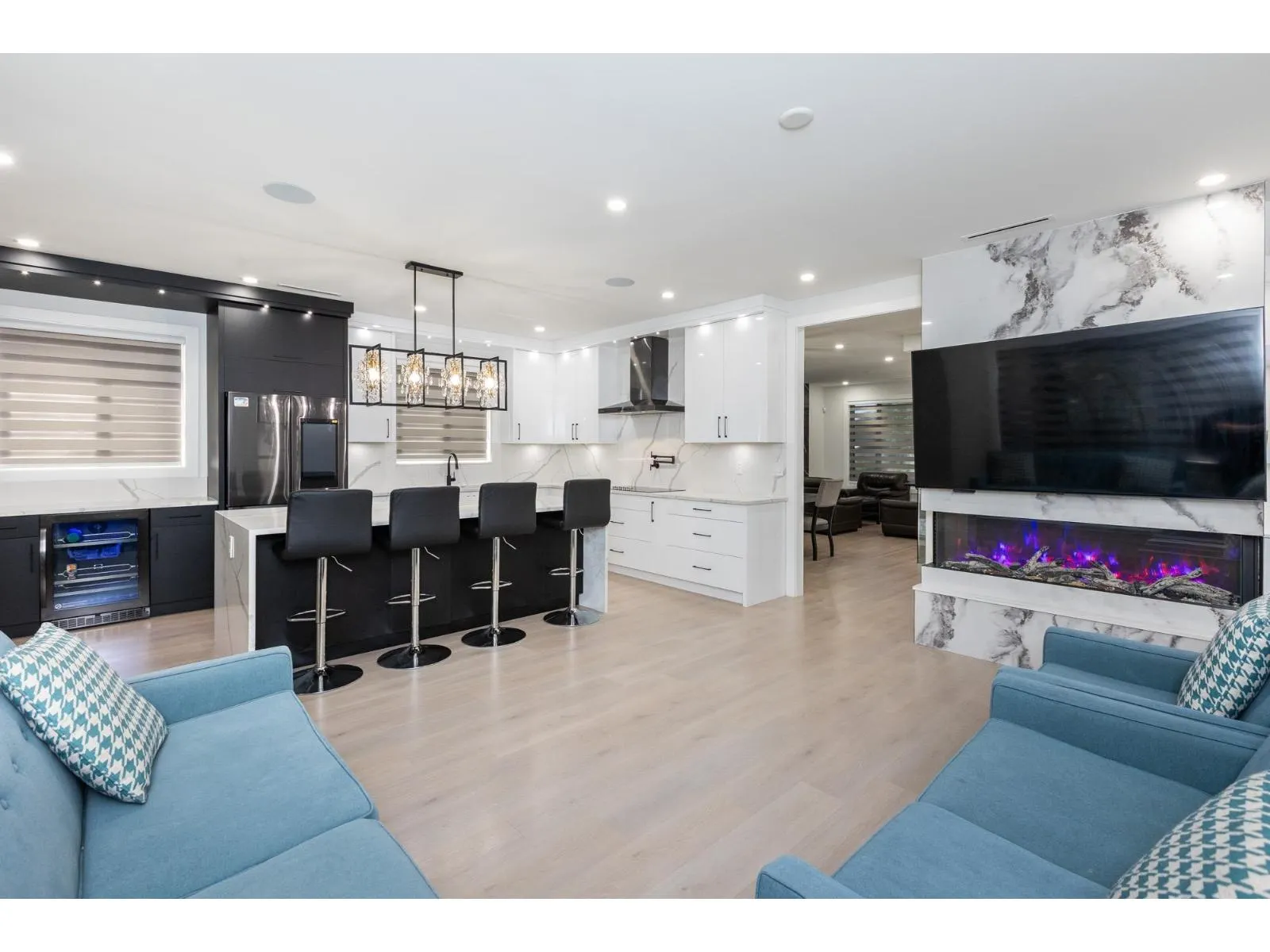 2170 OAKRIDGE CRESCENT